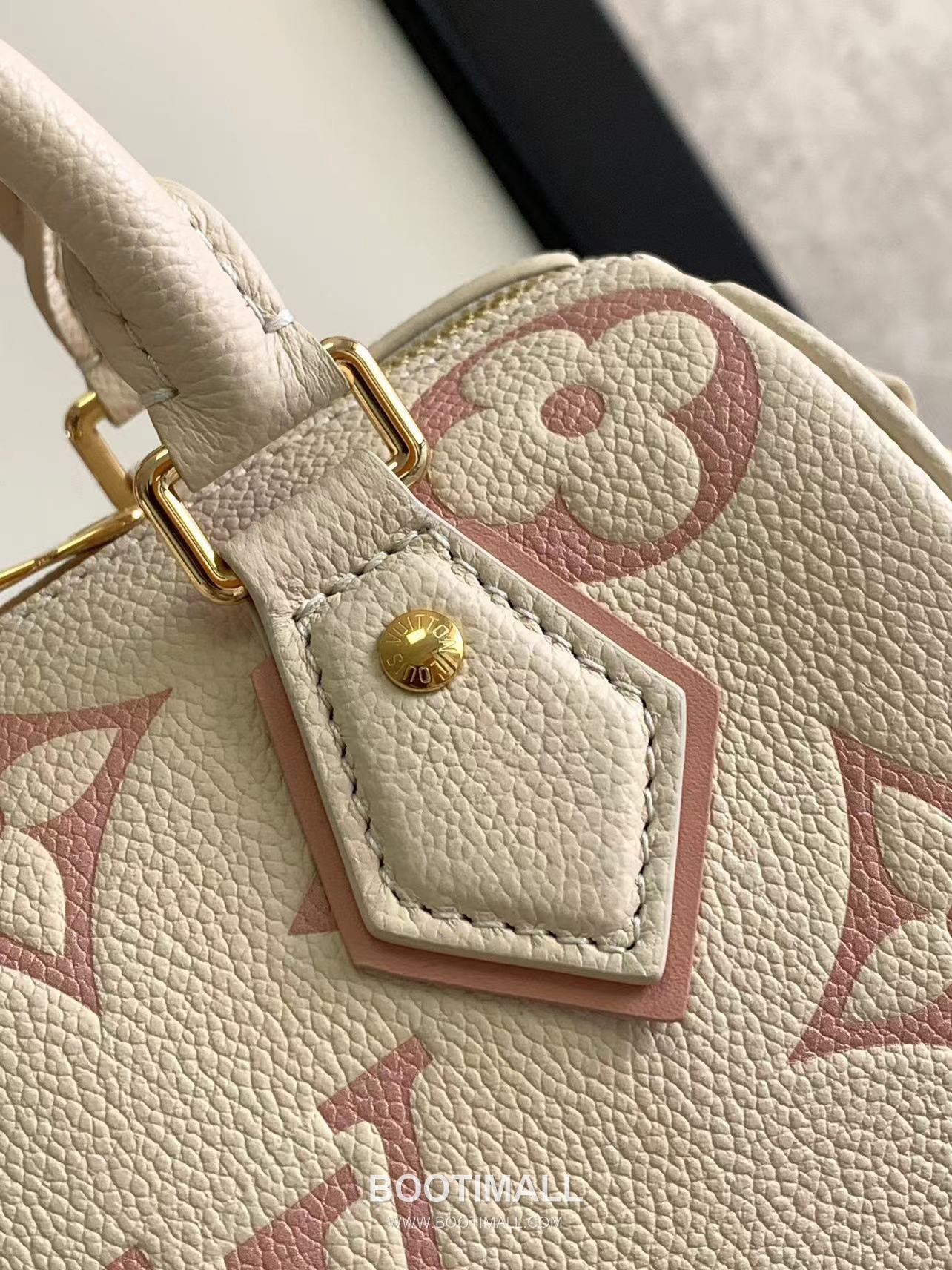 Louis Vuitton Speedy Bandoulière 20 Calfskin Leather Duffle Bag with Chain Strap Lock Detail 루이비통 스피디 반둘리에 20 카프스킨 레더 더플백 M46575 20.5cm 6