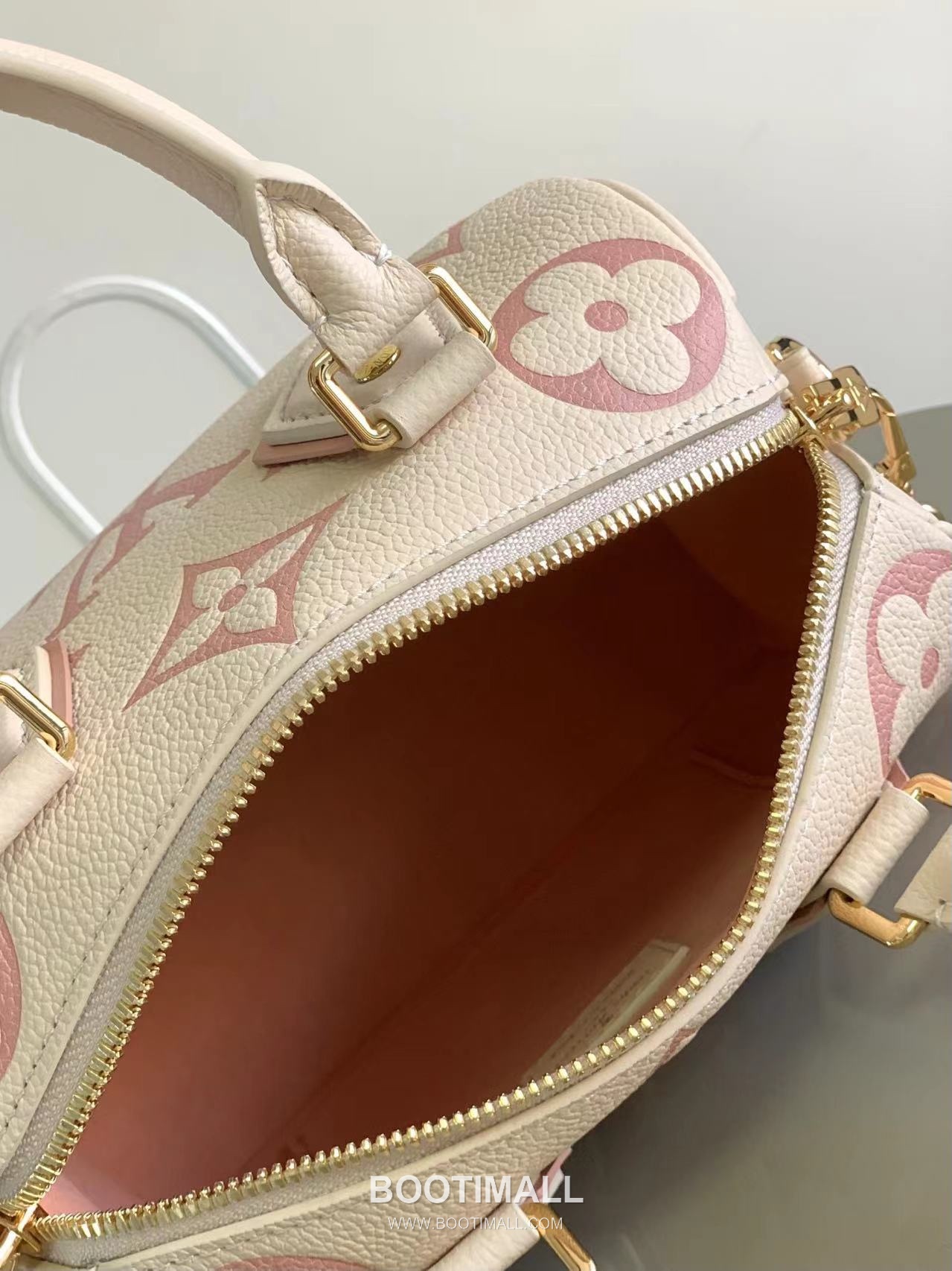 Louis Vuitton Speedy Bandoulière 20 Calfskin Leather Duffle Bag with Chain Strap Lock Detail 루이비통 스피디 반둘리에 20 카프스킨 레더 더플백 M46575 20.5cm 8