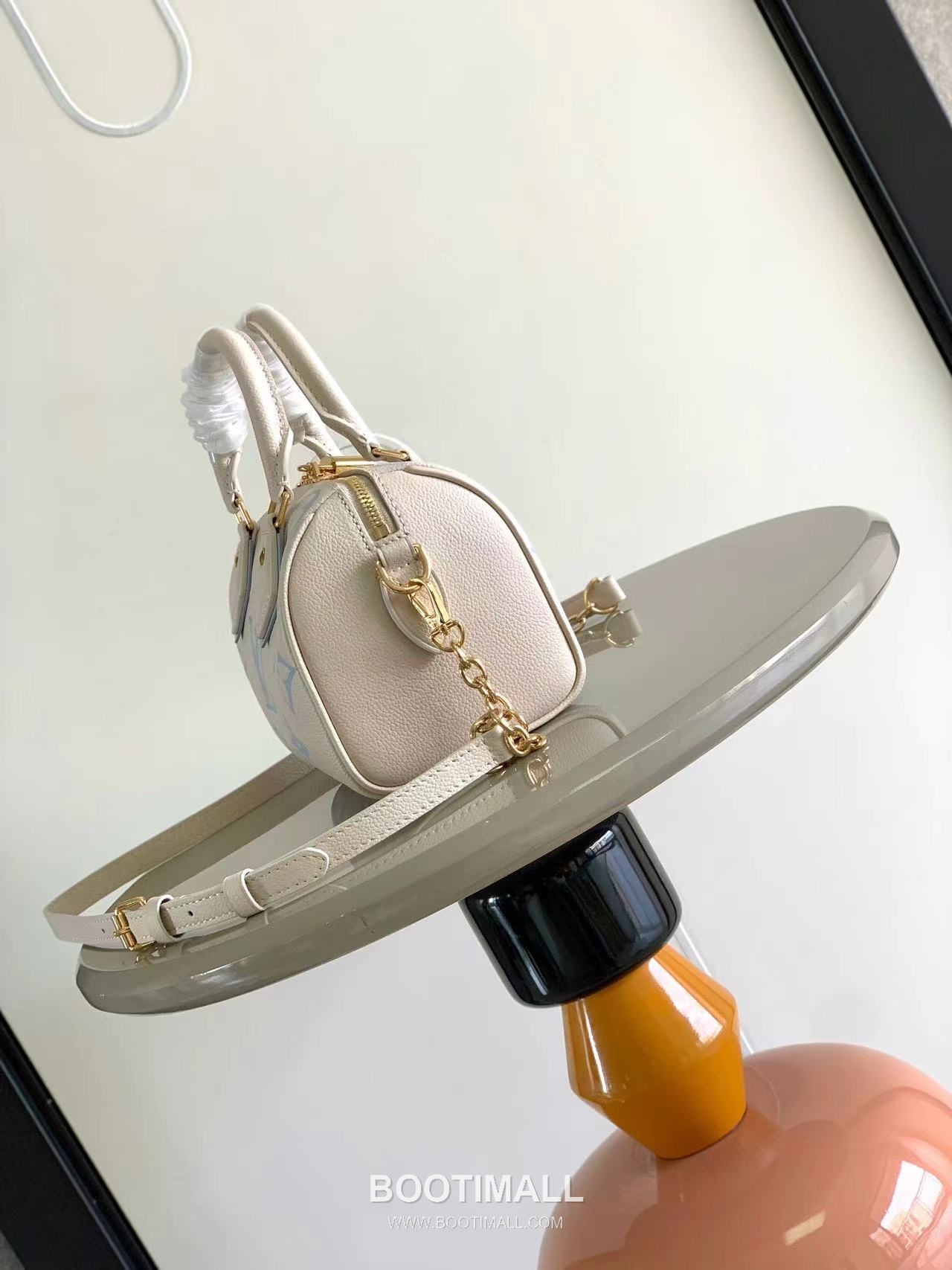 Louis Vuitton Speedy Bandoulière 20 Calfskin Leather Duffle Bag with Chain Strap Lock Detail 루이비통 스피디 반둘리에 20 카프스킨 레더 더플백 M46575 20.5cm 2