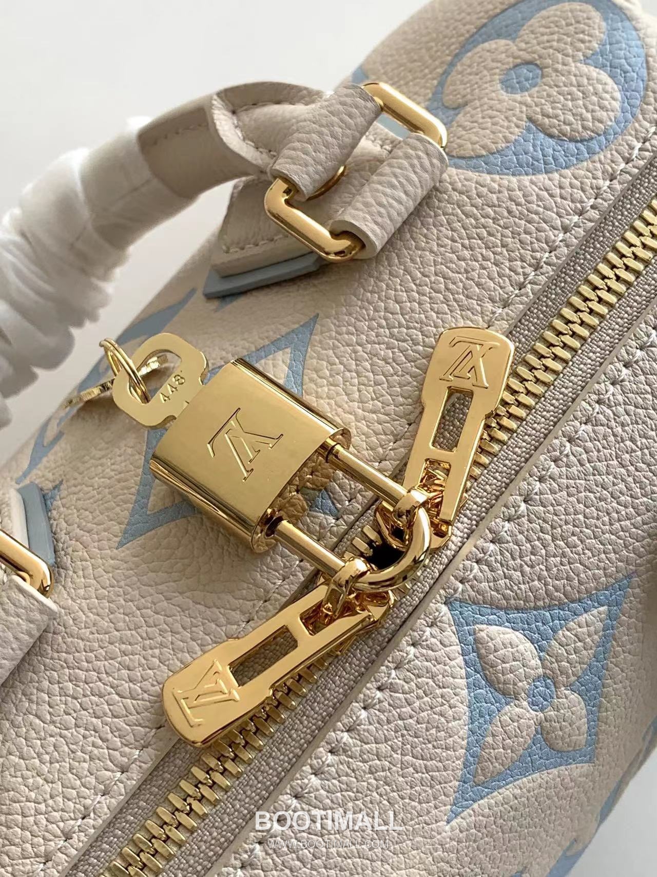 Louis Vuitton Speedy Bandoulière 20 Calfskin Leather Duffle Bag with Chain Strap Lock Detail 루이비통 스피디 반둘리에 20 카프스킨 레더 더플백 M46575 20.5cm 5