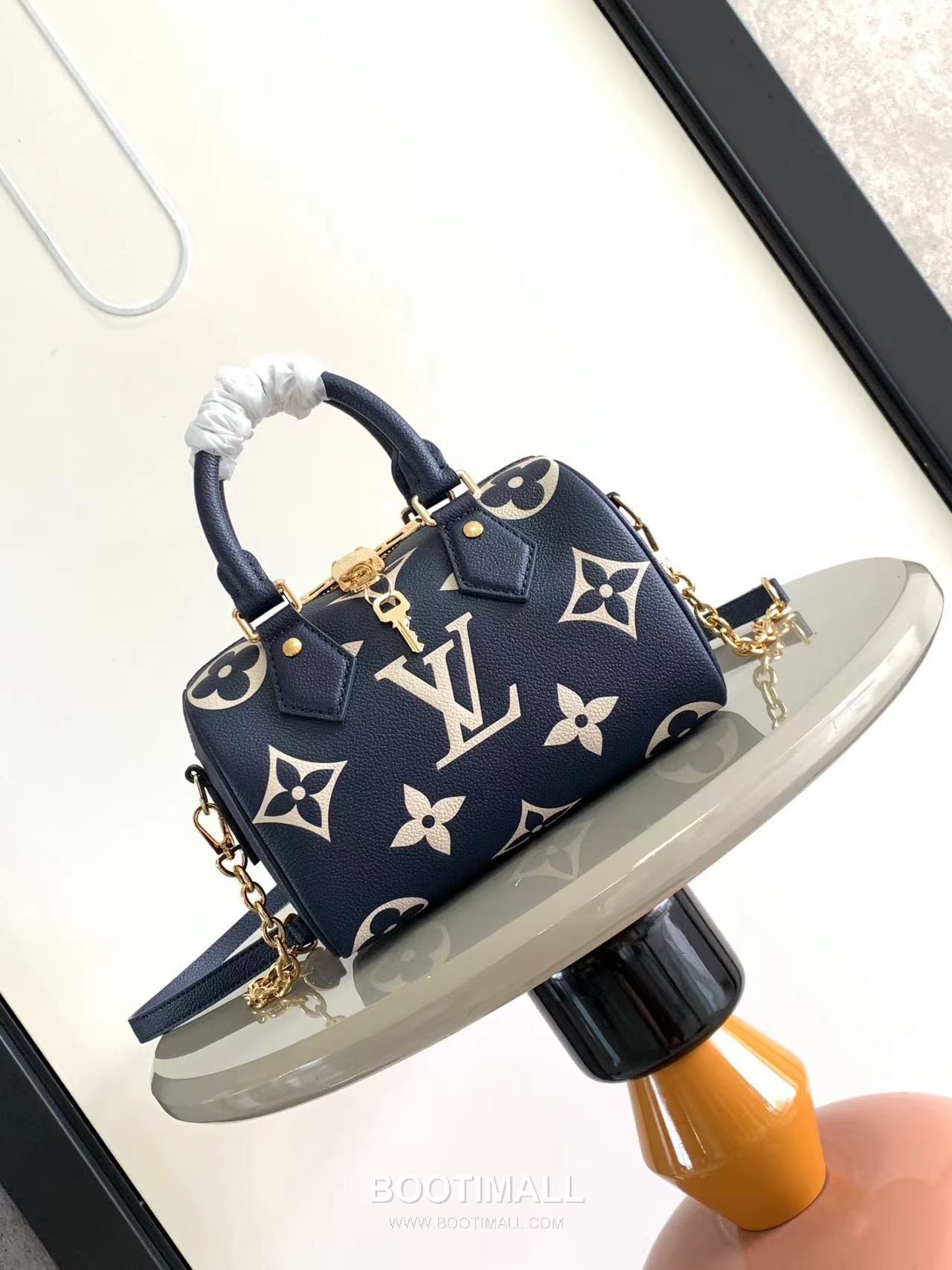 Louis Vuitton Speedy Bandoulière 20 Calfskin Leather Duffle Bag with Chain Strap Lock Detail 루이비통 스피디 반둘리에 20 카프스킨 레더 더플백 M46575 20.5cm 1