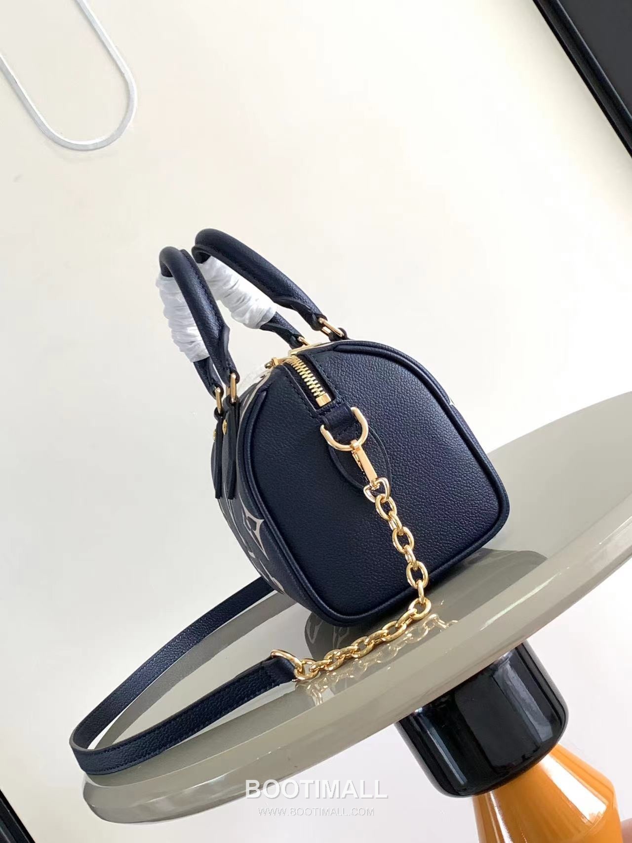 Louis Vuitton Speedy Bandoulière 20 Calfskin Leather Duffle Bag with Chain Strap Lock Detail 루이비통 스피디 반둘리에 20 카프스킨 레더 더플백 M46575 20.5cm 2