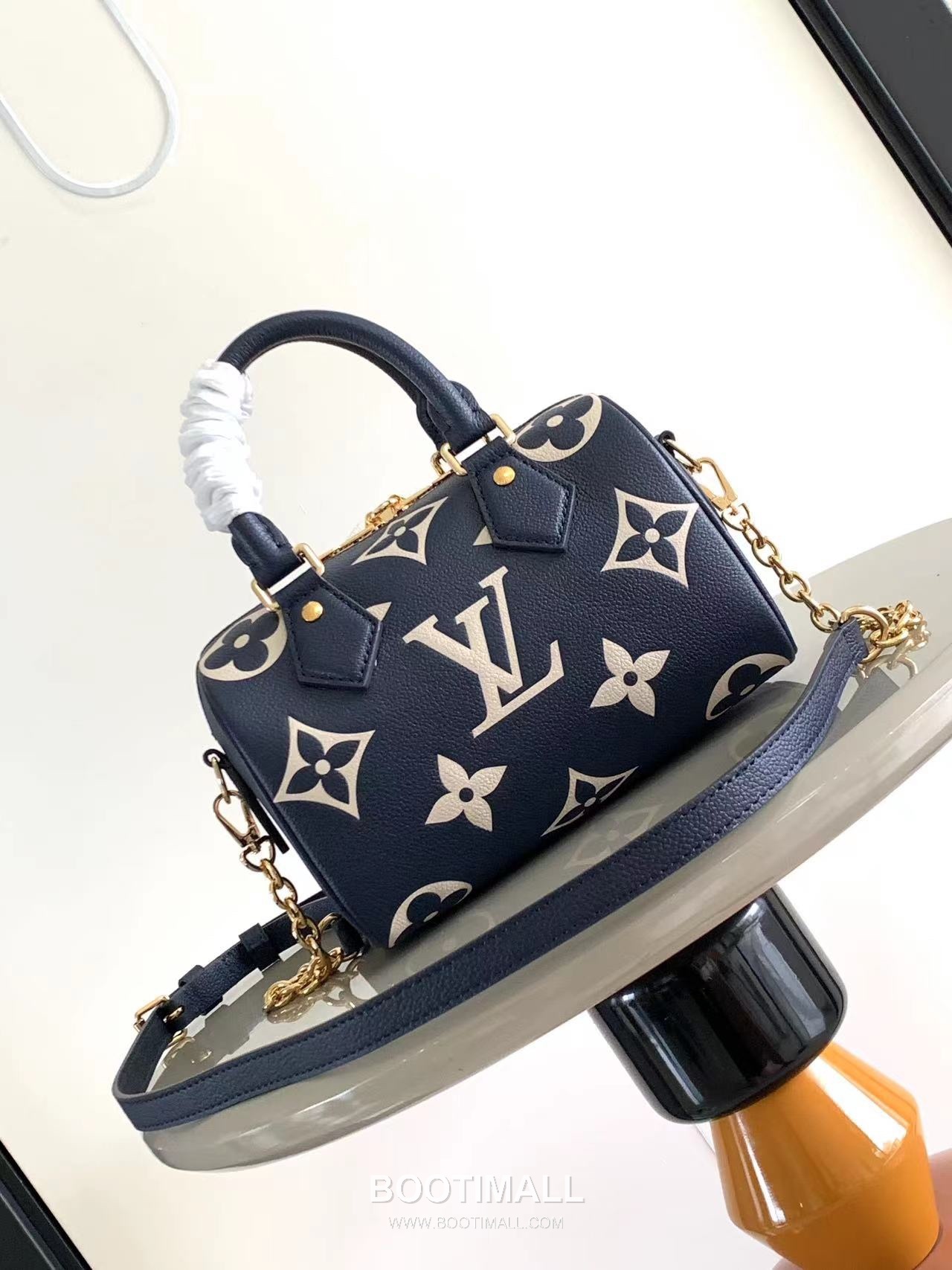 Louis Vuitton Speedy Bandoulière 20 Calfskin Leather Duffle Bag with Chain Strap Lock Detail 루이비통 스피디 반둘리에 20 카프스킨 레더 더플백 M46575 20.5cm 3