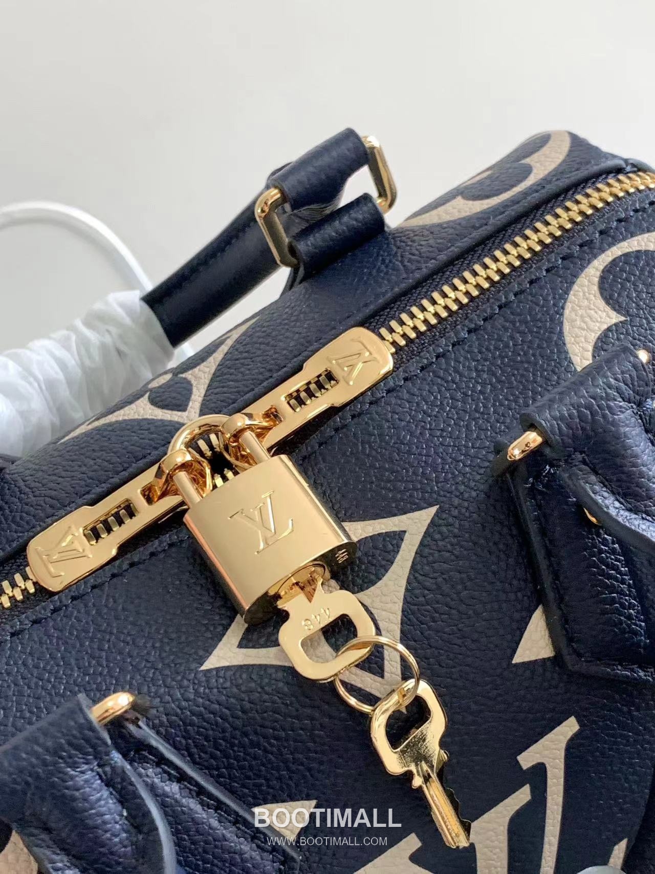 Louis Vuitton Speedy Bandoulière 20 Calfskin Leather Duffle Bag with Chain Strap Lock Detail 루이비통 스피디 반둘리에 20 카프스킨 레더 더플백 M46575 20.5cm 5