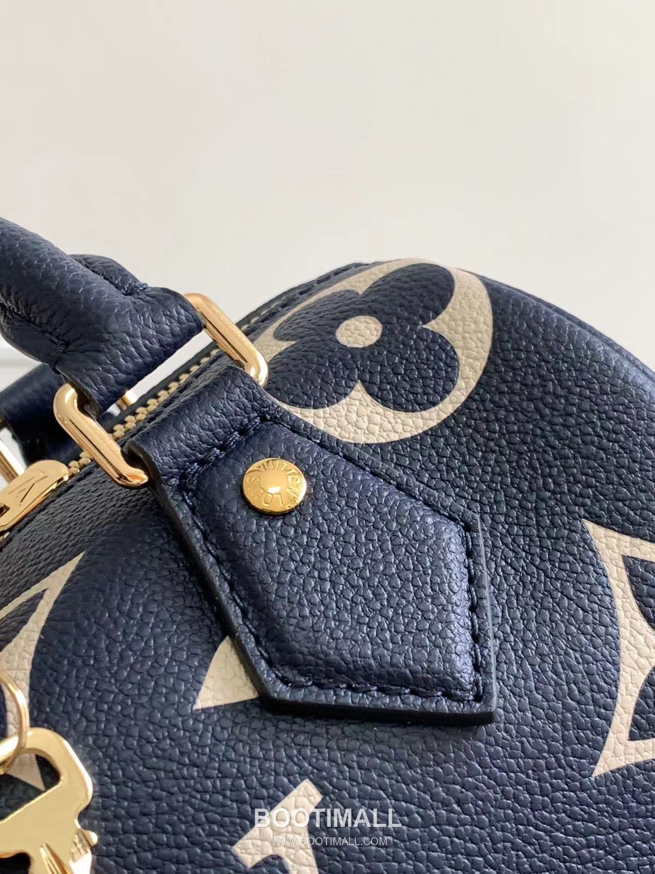 Louis Vuitton Speedy Bandoulière 20 Calfskin Leather Duffle Bag with Chain Strap Lock Detail 루이비통 스피디 반둘리에 20 카프스킨 레더 더플백 M46575 20.5cm 6