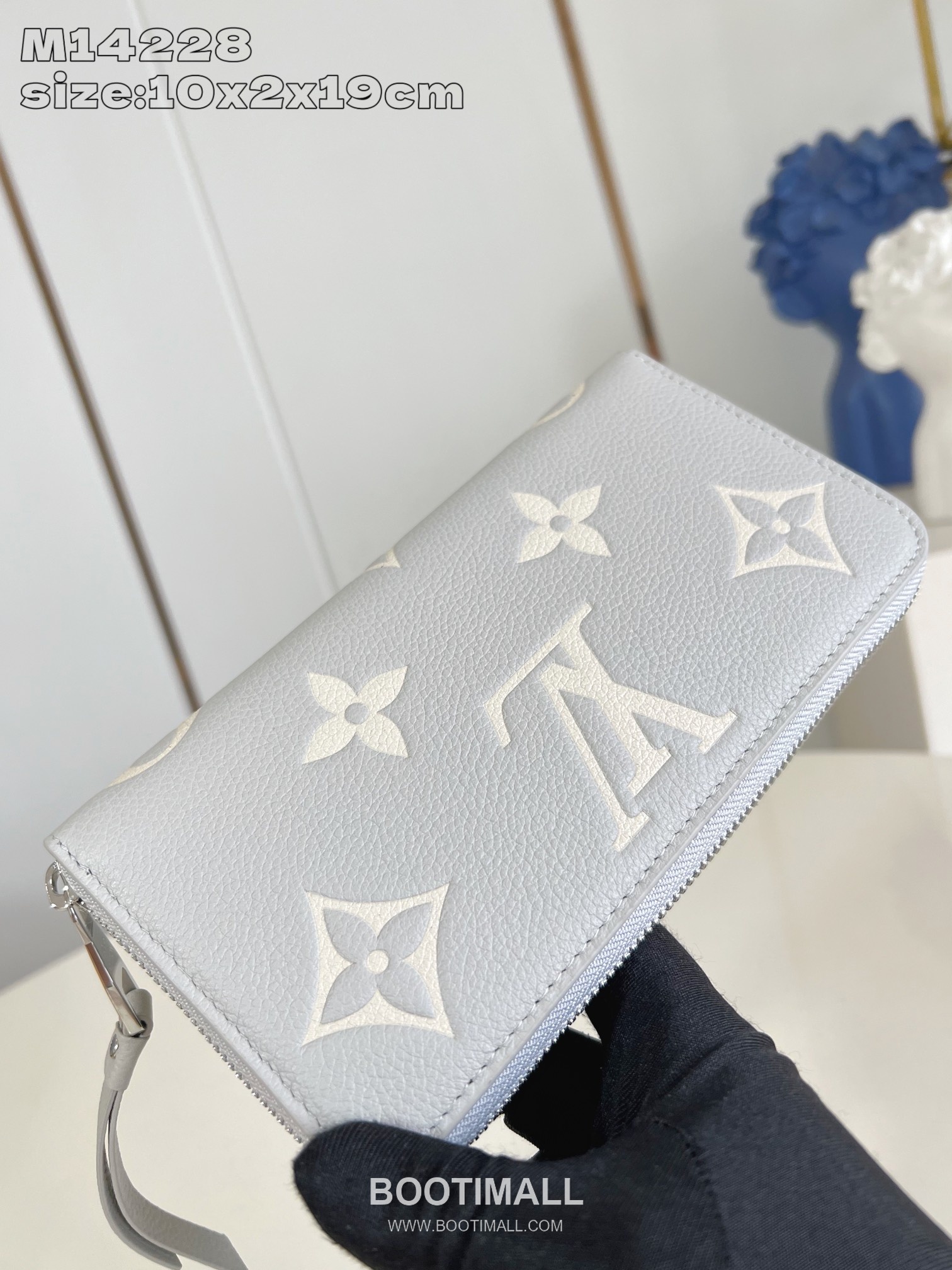 Louis Vuitton Zippy Monogram Empreinte Calfskin Leather Wallet with Zip Around Pocket Detail 루이비통 지피 모노그램 앙프렝뜨 카프스킨 레더 장지갑 M14228 19.5cm 3