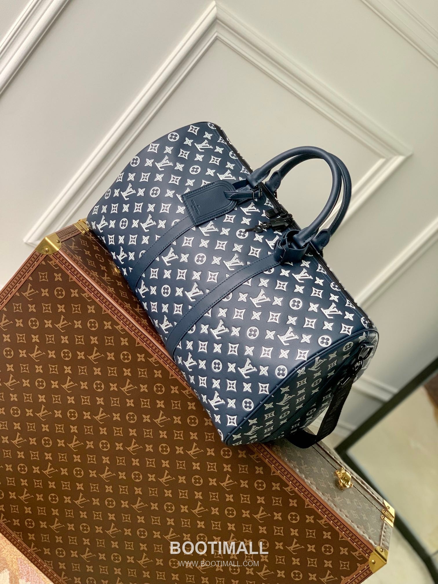 Louis Vuitton Keepall Bandoulière 50 Travel Bag Monogram Shadow Calfskin Leather Duffle Bag with Strap 루이비통 키폴 반둘리에 50 모노그램 쉐도우 카프스킨 레더 더플백 스트랩 M24953 50cm 2
