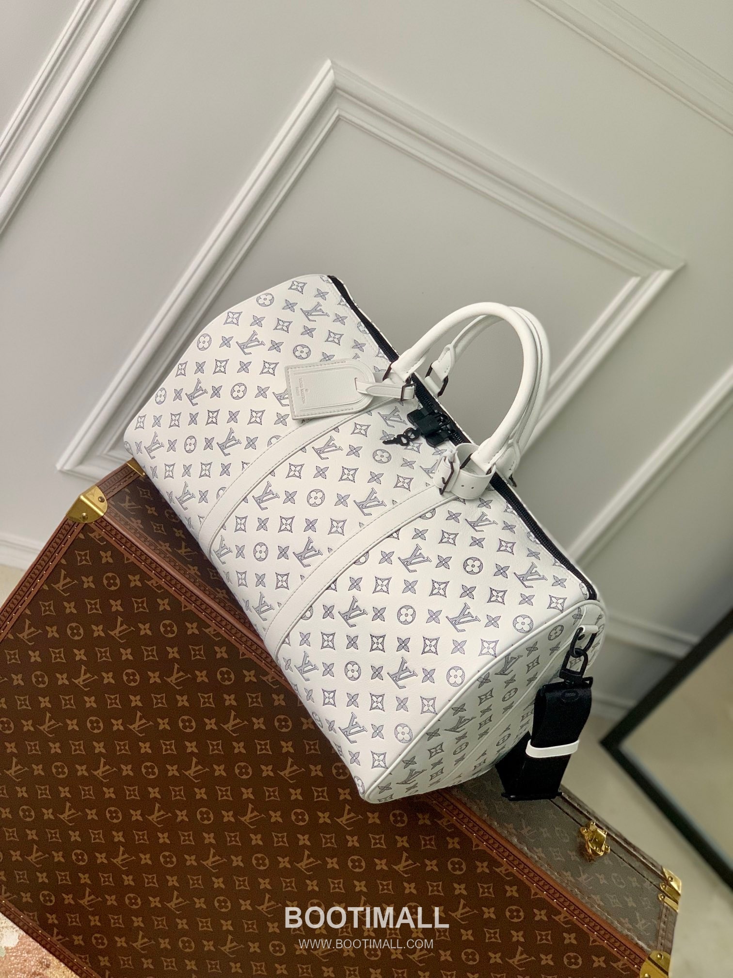 Louis Vuitton Keepall Bandoulière 50 Travel Bag Monogram Shadow Calfskin Leather Duffle Bag with Strap 루이비통 키폴 반둘리에 50 모노그램 쉐도우 카프스킨 레더 더플백 스트랩 M24954 50cm 2