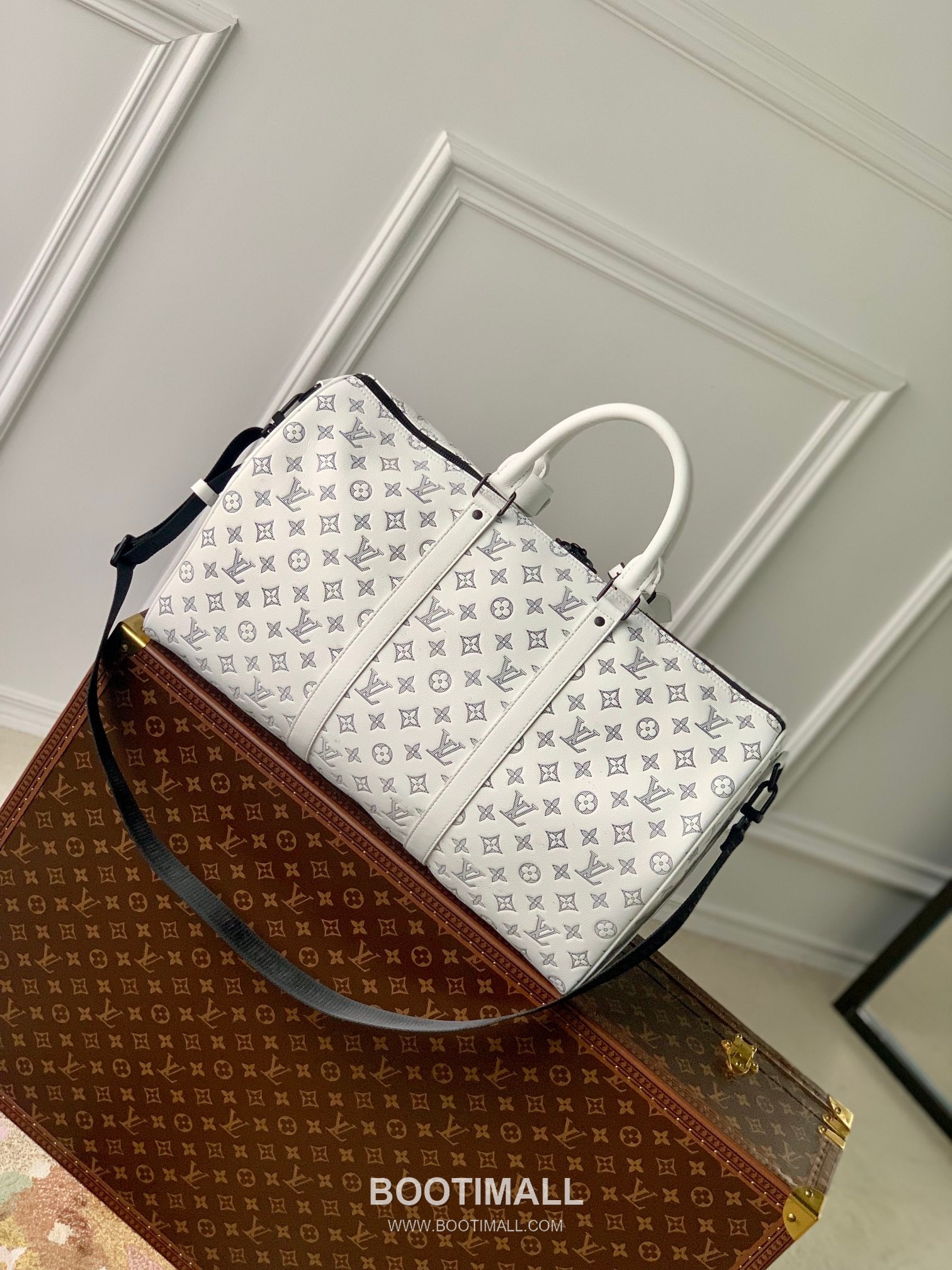 Louis Vuitton Keepall Bandoulière 50 Travel Bag Monogram Shadow Calfskin Leather Duffle Bag with Strap 루이비통 키폴 반둘리에 50 모노그램 쉐도우 카프스킨 레더 더플백 스트랩 M24954 50cm 3