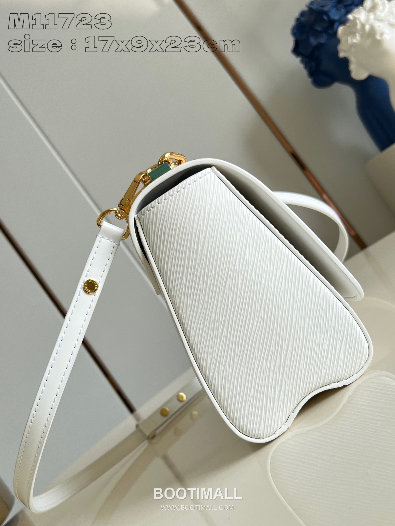 Louis Vuitton Twist MM Bag Epi Leather Chain Shoulder Bag with Enamel Monogram Flower Charm 루이비통 트위스트 MM 에피 레더 체인 숄더백 에나멜 플라워 참 M11723 23cm 4