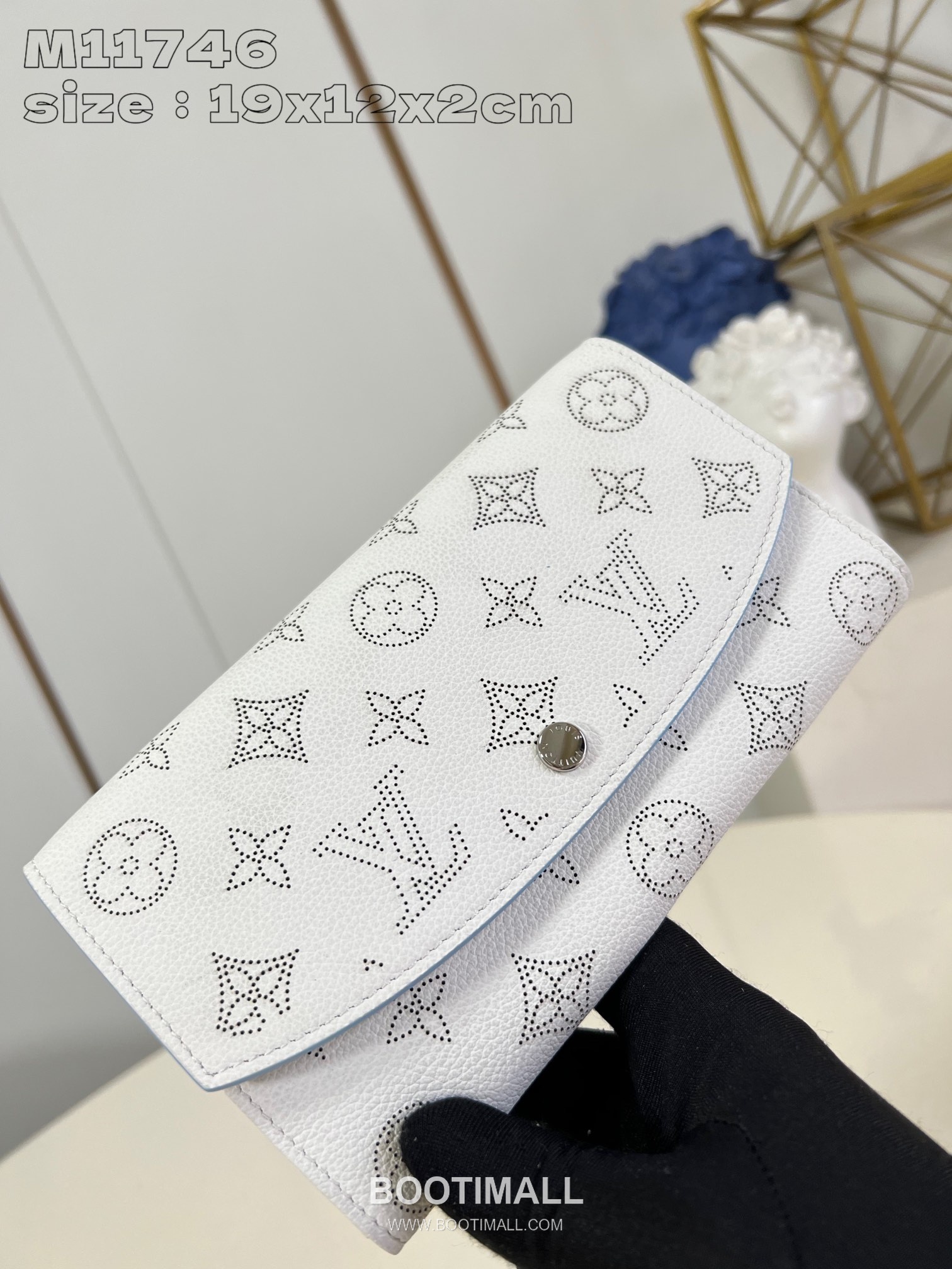 Louis Vuitton Iris Wallet Perforated Calfskin Leather Flap Long Wallet with Zip Coin Pocket 루이비통 아이리스 퍼포레이티드 카프스킨 레더 플랩 장지갑 집 코인포켓 M11746 19cm 2