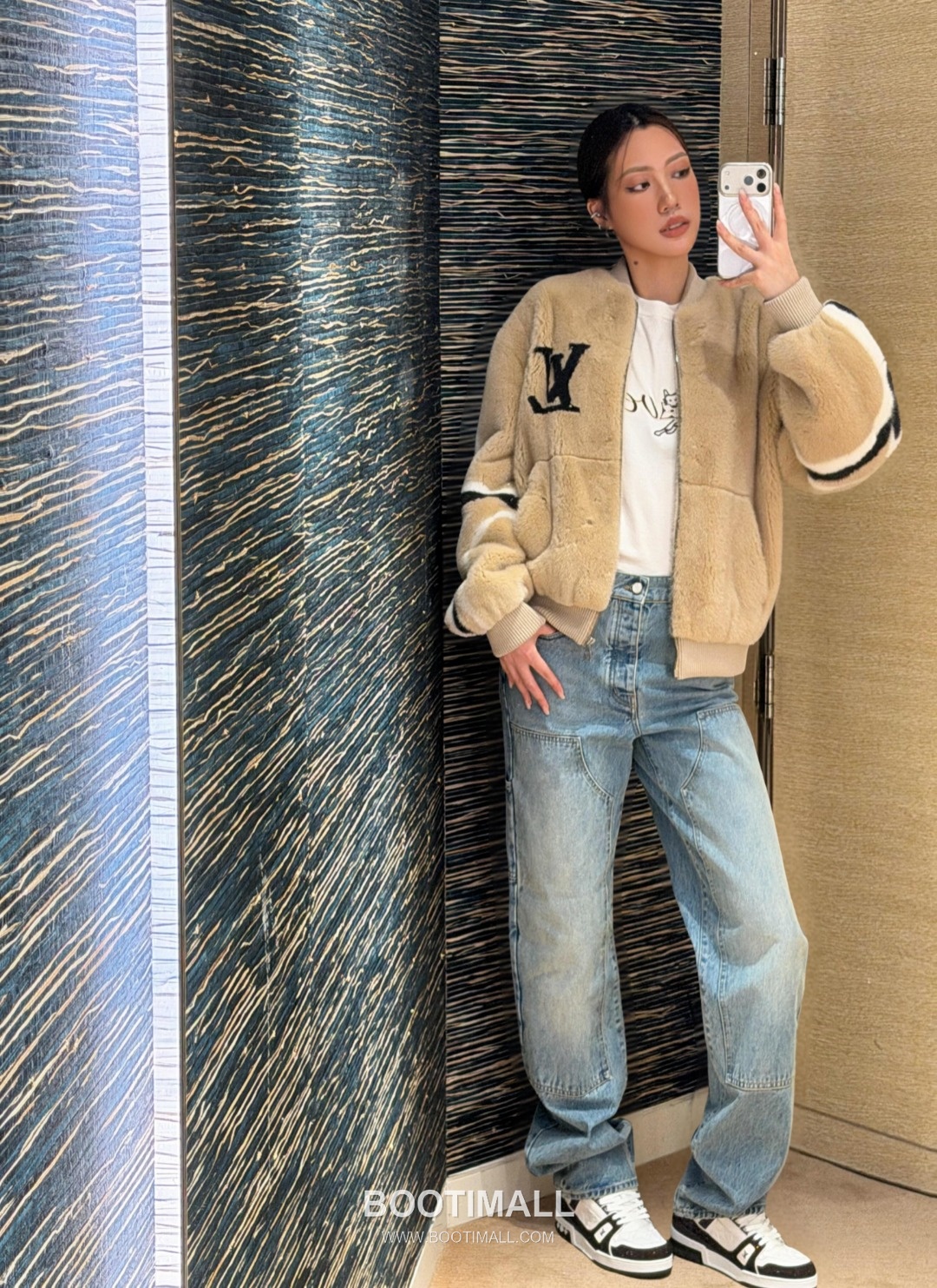 Louis Vuitton 2026SS Washed Cotton Denim Pants with Double Knee Distressed Detail 루이비통 2026SS 워시드 코튼 데님 팬츠 더블니 스트럭처 디스트로이드 디테일 4