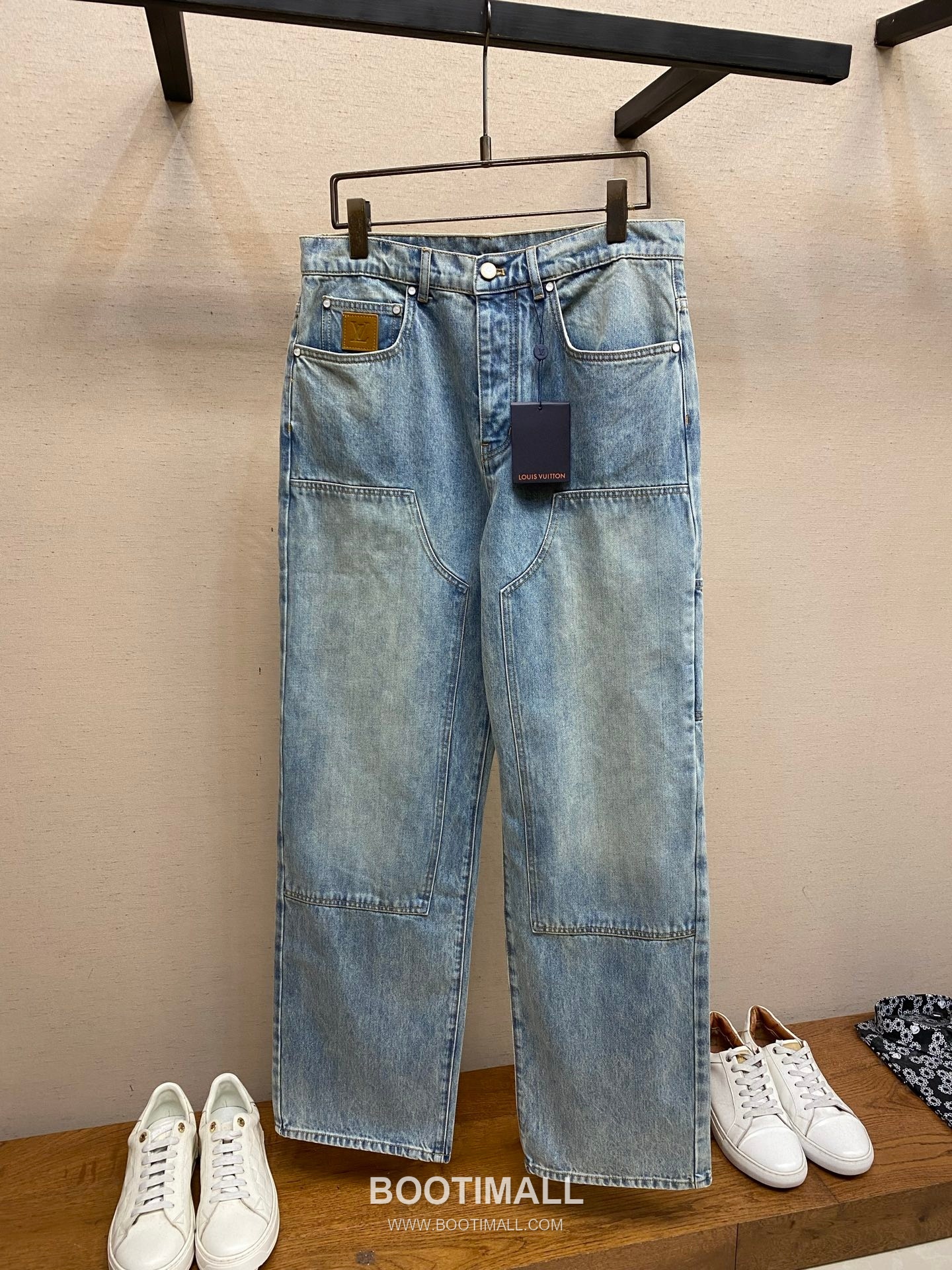 Louis Vuitton 2026SS Washed Cotton Denim Pants with Double Knee Distressed Detail 루이비통 2026SS 워시드 코튼 데님 팬츠 더블니 스트럭처 디스트로이드 디테일 10