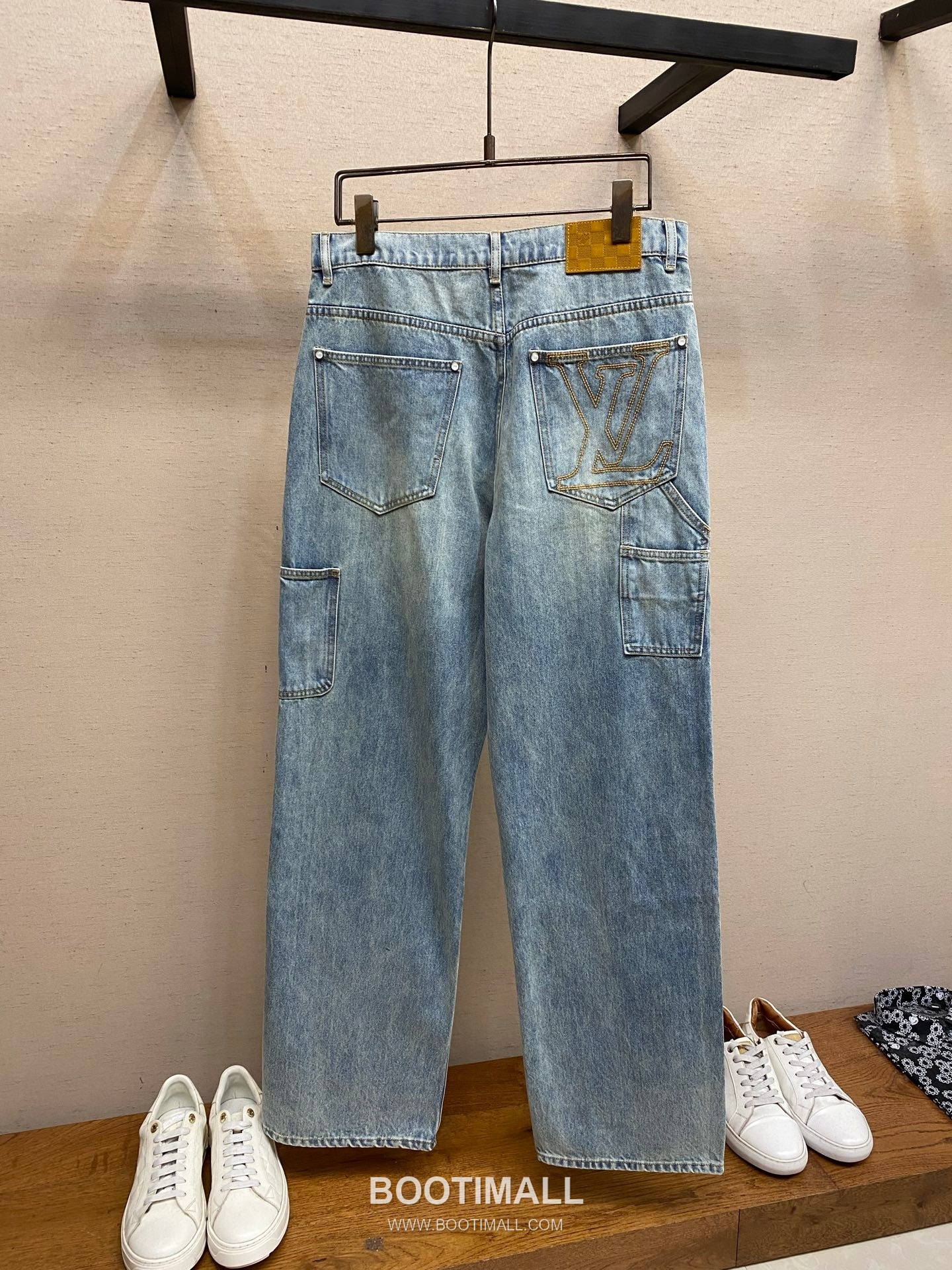 Louis Vuitton 2026SS Washed Cotton Denim Pants with Double Knee Distressed Detail 루이비통 2026SS 워시드 코튼 데님 팬츠 더블니 스트럭처 디스트로이드 디테일 11