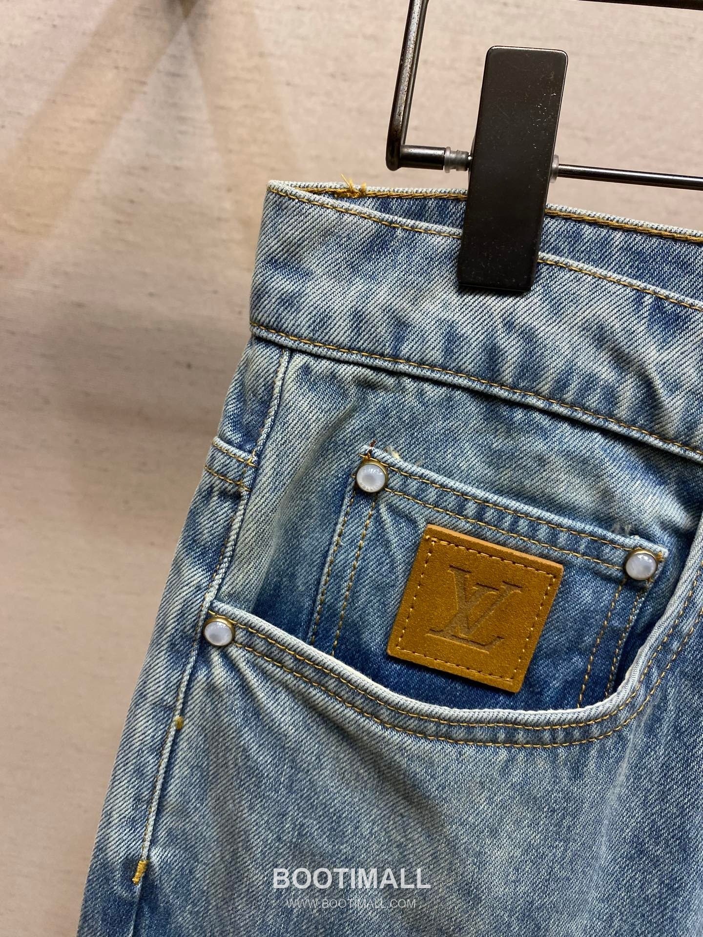 Louis Vuitton 2026SS Washed Cotton Denim Pants with Double Knee Distressed Detail 루이비통 2026SS 워시드 코튼 데님 팬츠 더블니 스트럭처 디스트로이드 디테일 12