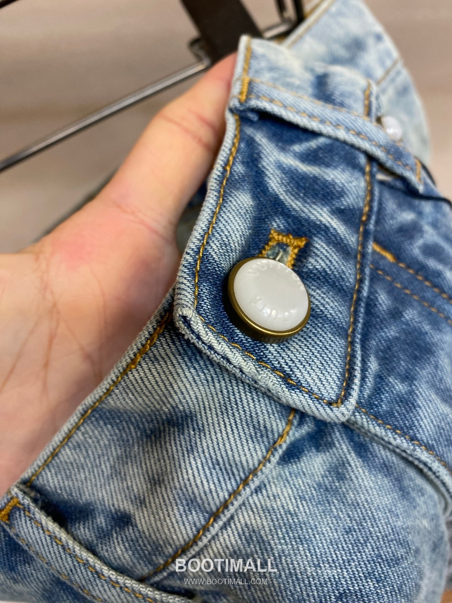 Louis Vuitton 2026SS Washed Cotton Denim Pants with Double Knee Distressed Detail 루이비통 2026SS 워시드 코튼 데님 팬츠 더블니 스트럭처 디스트로이드 디테일 13