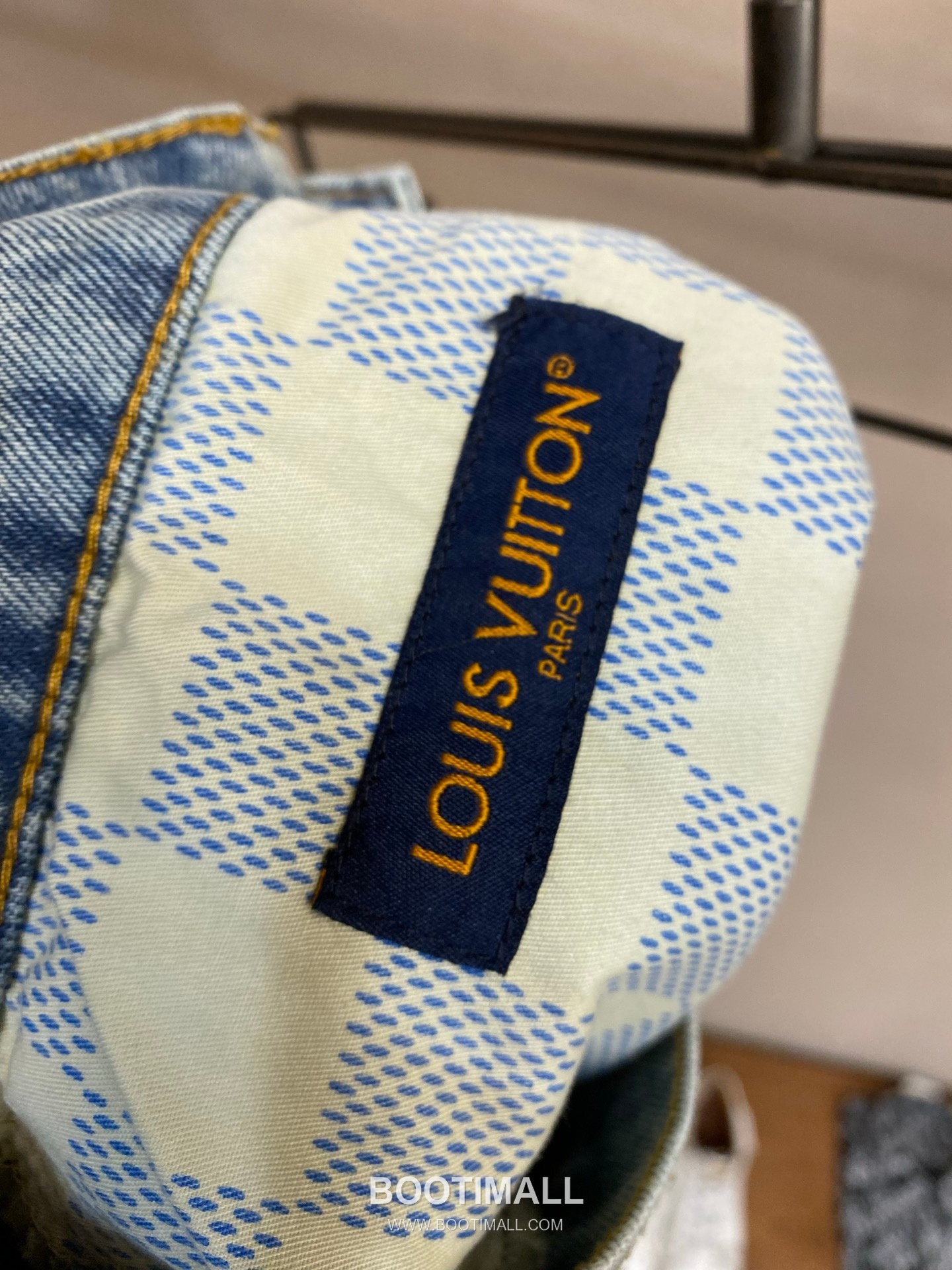 Louis Vuitton 2026SS Washed Cotton Denim Pants with Double Knee Distressed Detail 루이비통 2026SS 워시드 코튼 데님 팬츠 더블니 스트럭처 디스트로이드 디테일 14