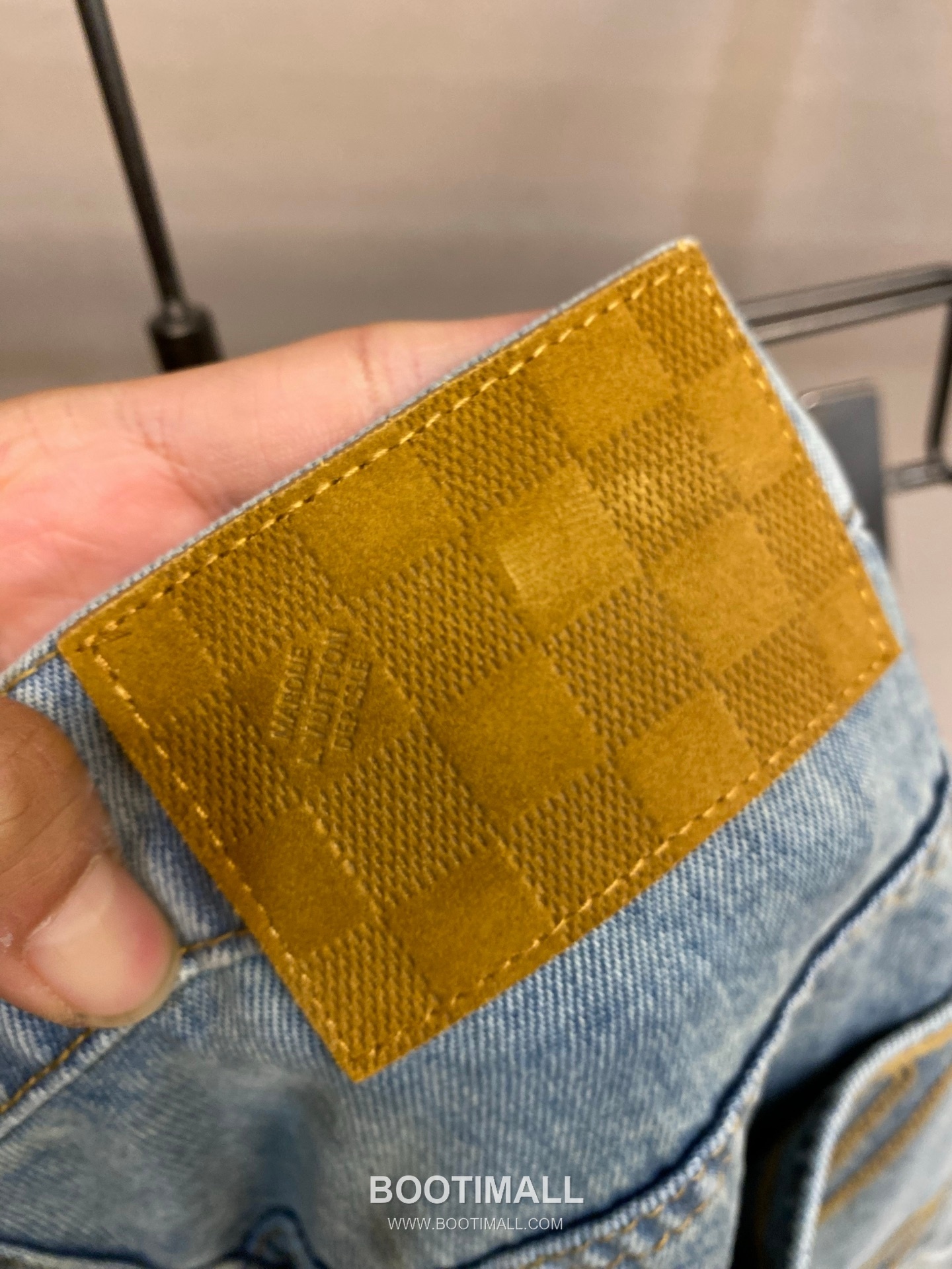 Louis Vuitton 2026SS Washed Cotton Denim Pants with Double Knee Distressed Detail 루이비통 2026SS 워시드 코튼 데님 팬츠 더블니 스트럭처 디스트로이드 디테일 18