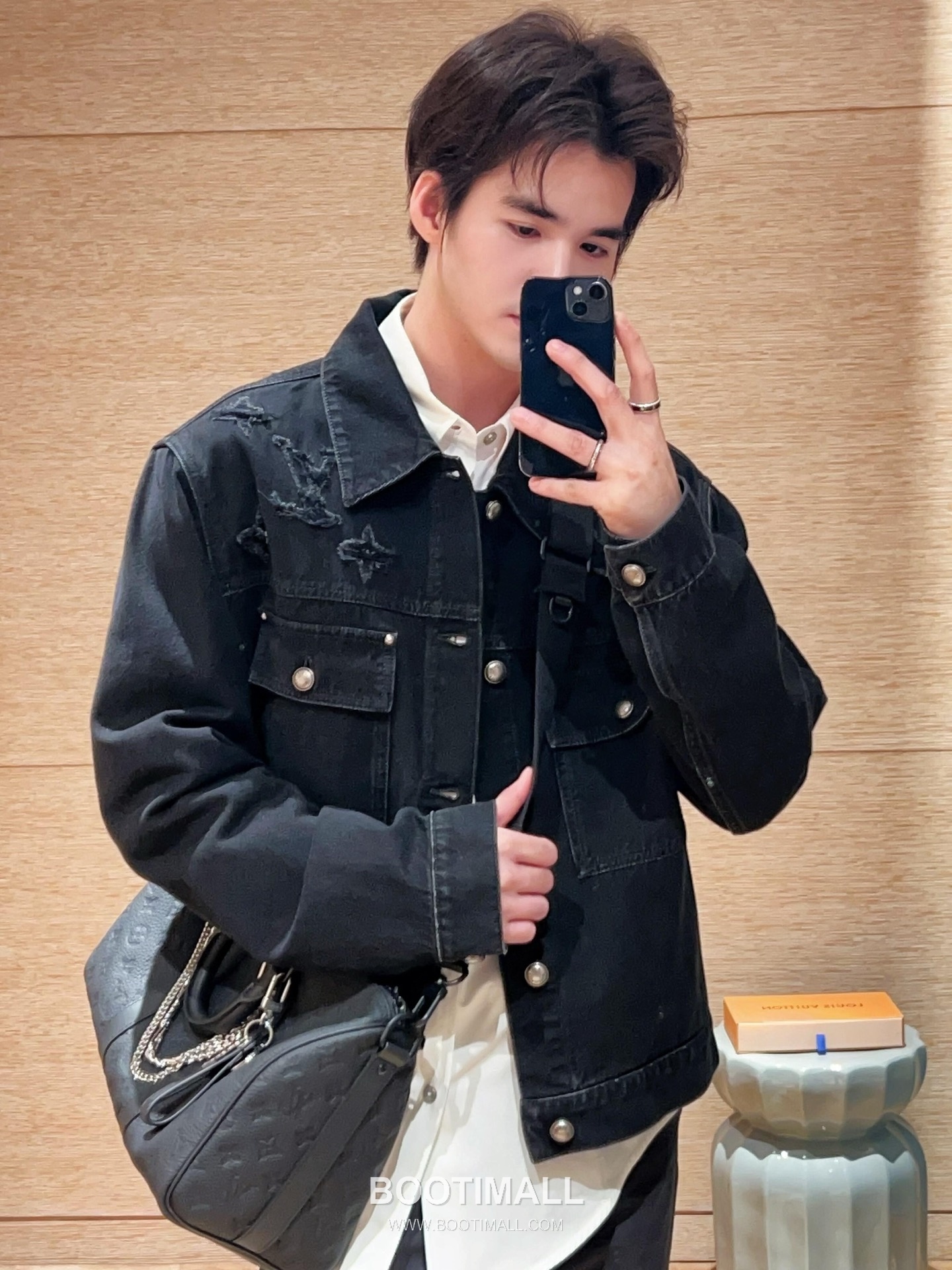Louis Vuitton 2026SS Distressed Washed Cotton Denim Trucker Jacket with Monogram Patch 루이비통 2026SS 디스트로이드 워시드 코튼 데님 트러커 재킷 모노그램 패치 1