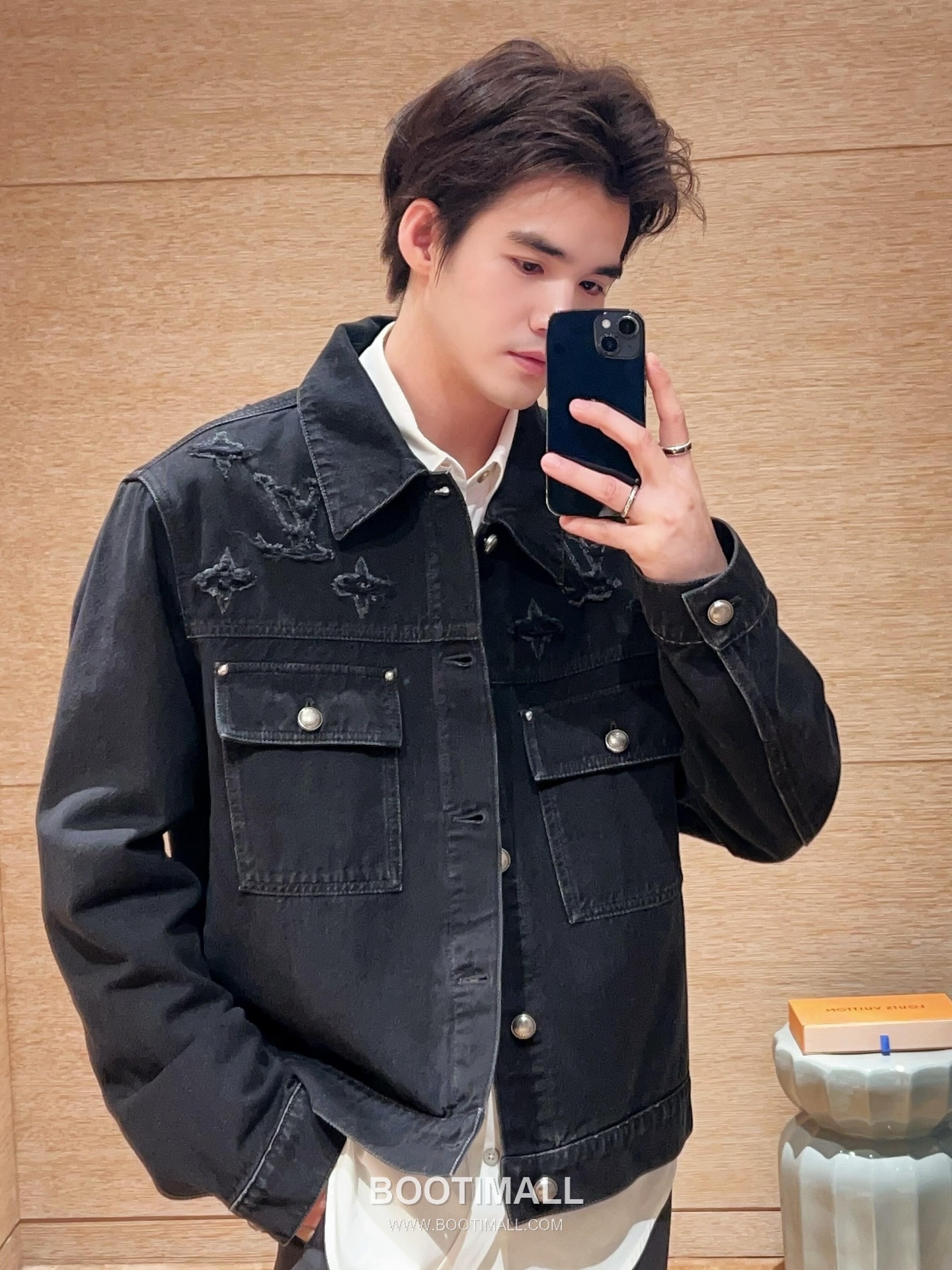 Louis Vuitton 2026SS Distressed Washed Cotton Denim Trucker Jacket with Monogram Patch 루이비통 2026SS 디스트로이드 워시드 코튼 데님 트러커 재킷 모노그램 패치 3