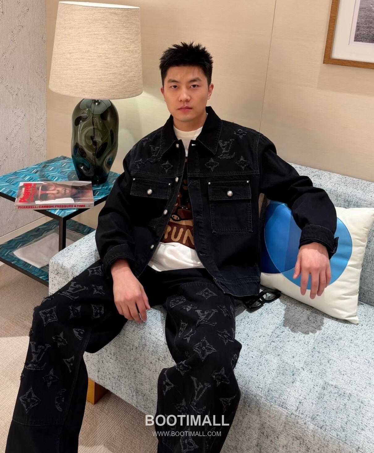 Louis Vuitton 2026SS Distressed Washed Cotton Denim Trucker Jacket with Monogram Patch 루이비통 2026SS 디스트로이드 워시드 코튼 데님 트러커 재킷 모노그램 패치 4