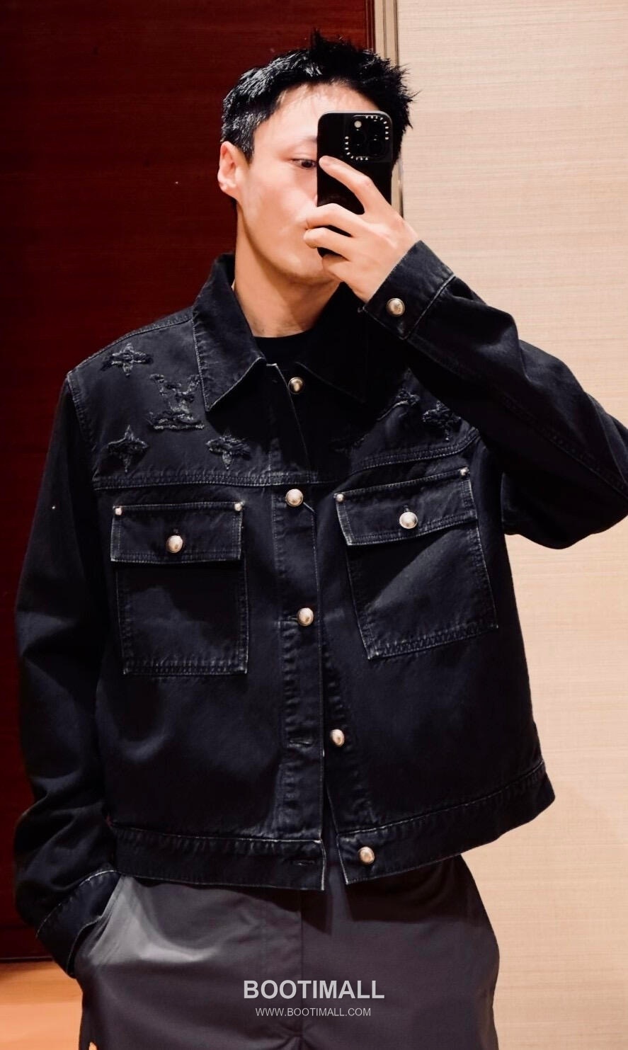 Louis Vuitton 2026SS Distressed Washed Cotton Denim Trucker Jacket with Monogram Patch 루이비통 2026SS 디스트로이드 워시드 코튼 데님 트러커 재킷 모노그램 패치 5