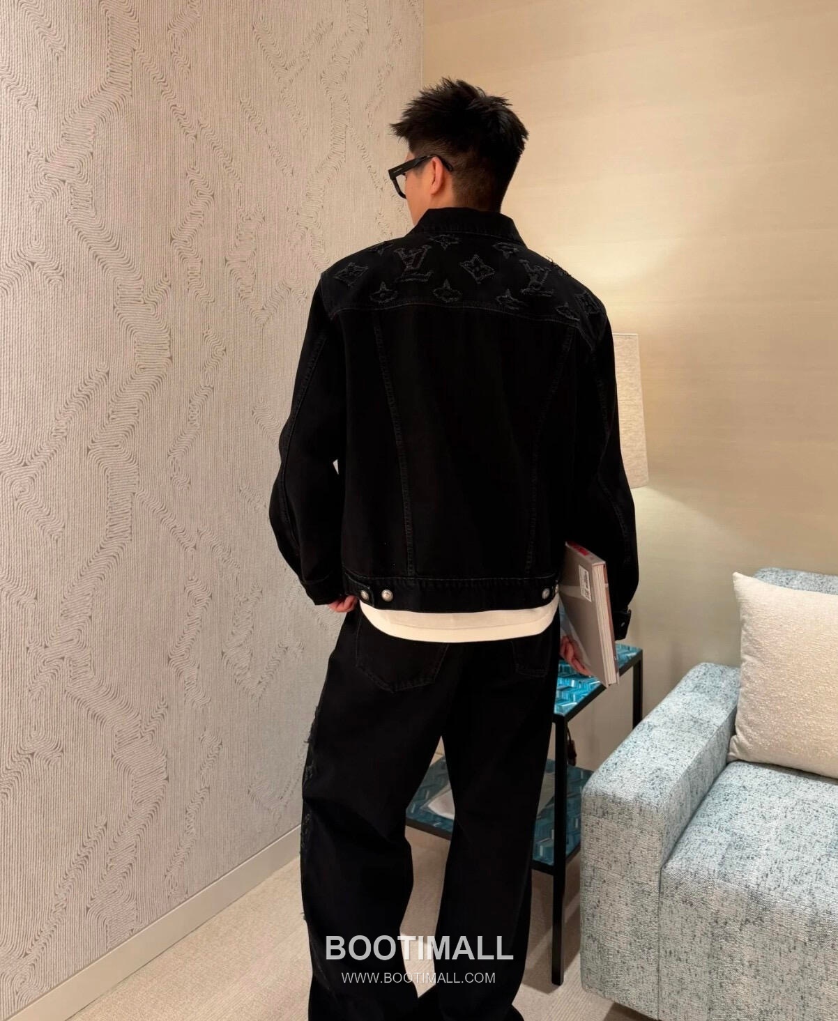 Louis Vuitton 2026SS Distressed Washed Cotton Denim Trucker Jacket with Monogram Patch 루이비통 2026SS 디스트로이드 워시드 코튼 데님 트러커 재킷 모노그램 패치 6