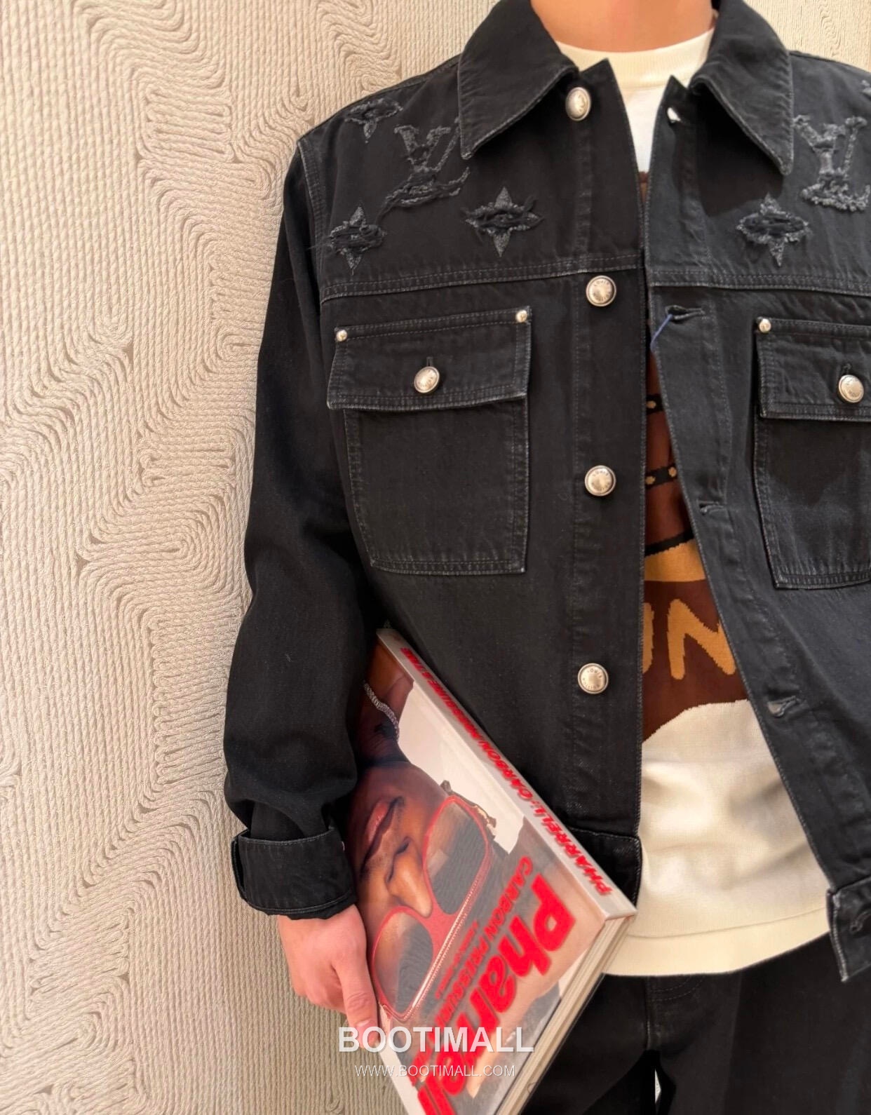 Louis Vuitton 2026SS Distressed Washed Cotton Denim Trucker Jacket with Monogram Patch 루이비통 2026SS 디스트로이드 워시드 코튼 데님 트러커 재킷 모노그램 패치 7