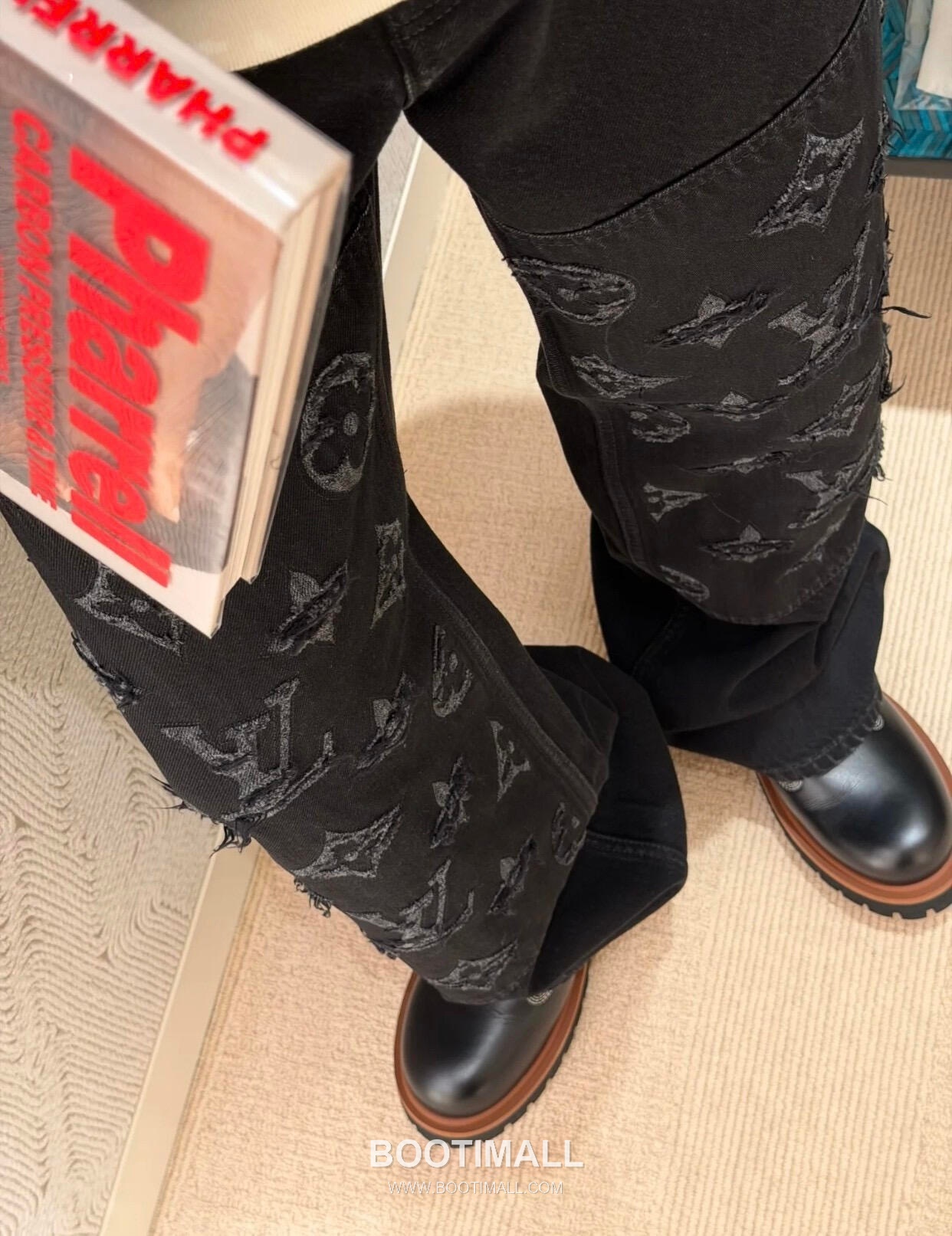 Louis Vuitton 2026SS Distressed Washed Cotton Denim Trucker Jacket with Monogram Patch 루이비통 2026SS 디스트로이드 워시드 코튼 데님 트러커 재킷 모노그램 패치 8