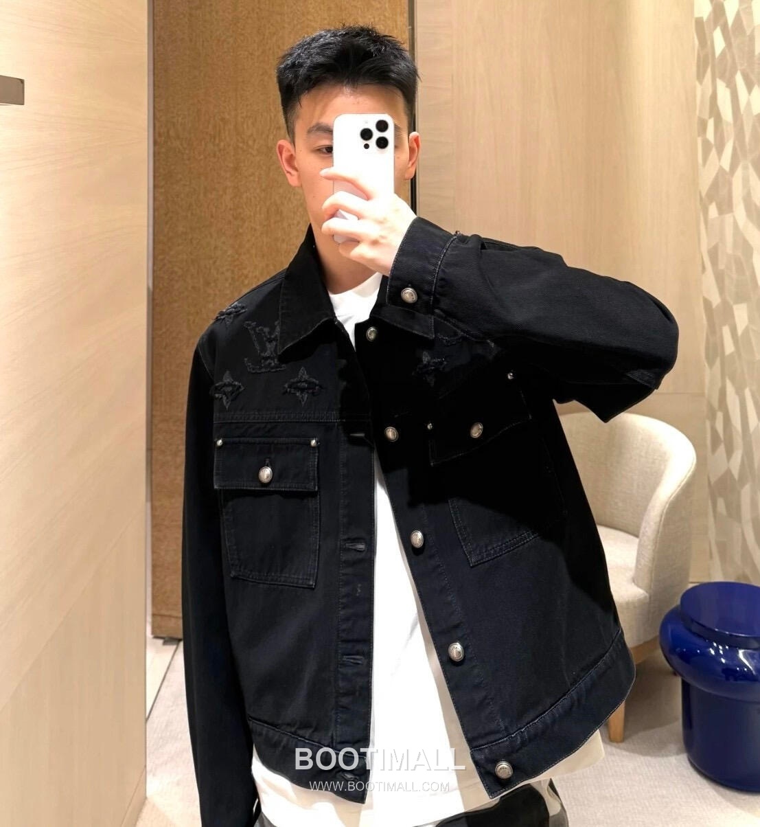 Louis Vuitton 2026SS Distressed Washed Cotton Denim Trucker Jacket with Monogram Patch 루이비통 2026SS 디스트로이드 워시드 코튼 데님 트러커 재킷 모노그램 패치 9