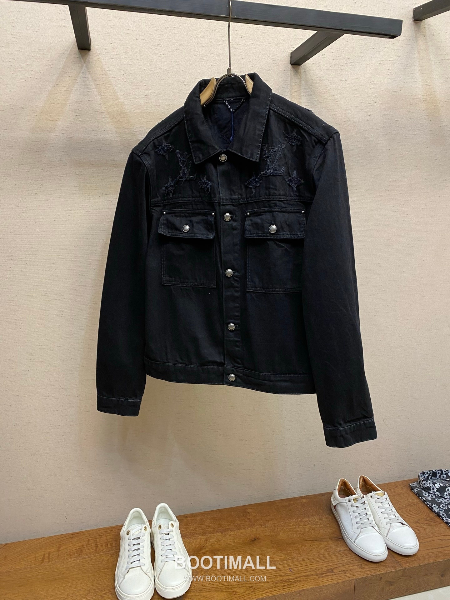 Louis Vuitton 2026SS Distressed Washed Cotton Denim Trucker Jacket with Monogram Patch 루이비통 2026SS 디스트로이드 워시드 코튼 데님 트러커 재킷 모노그램 패치 10