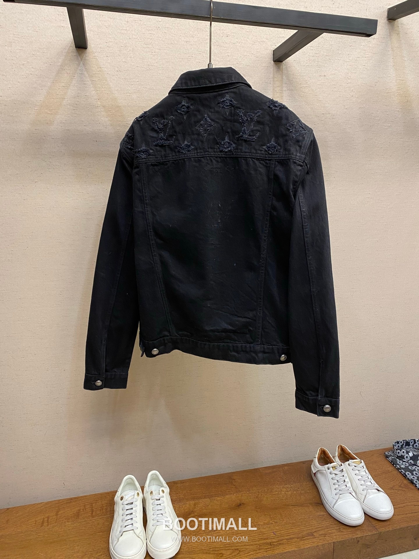 Louis Vuitton 2026SS Distressed Washed Cotton Denim Trucker Jacket with Monogram Patch 루이비통 2026SS 디스트로이드 워시드 코튼 데님 트러커 재킷 모노그램 패치 11