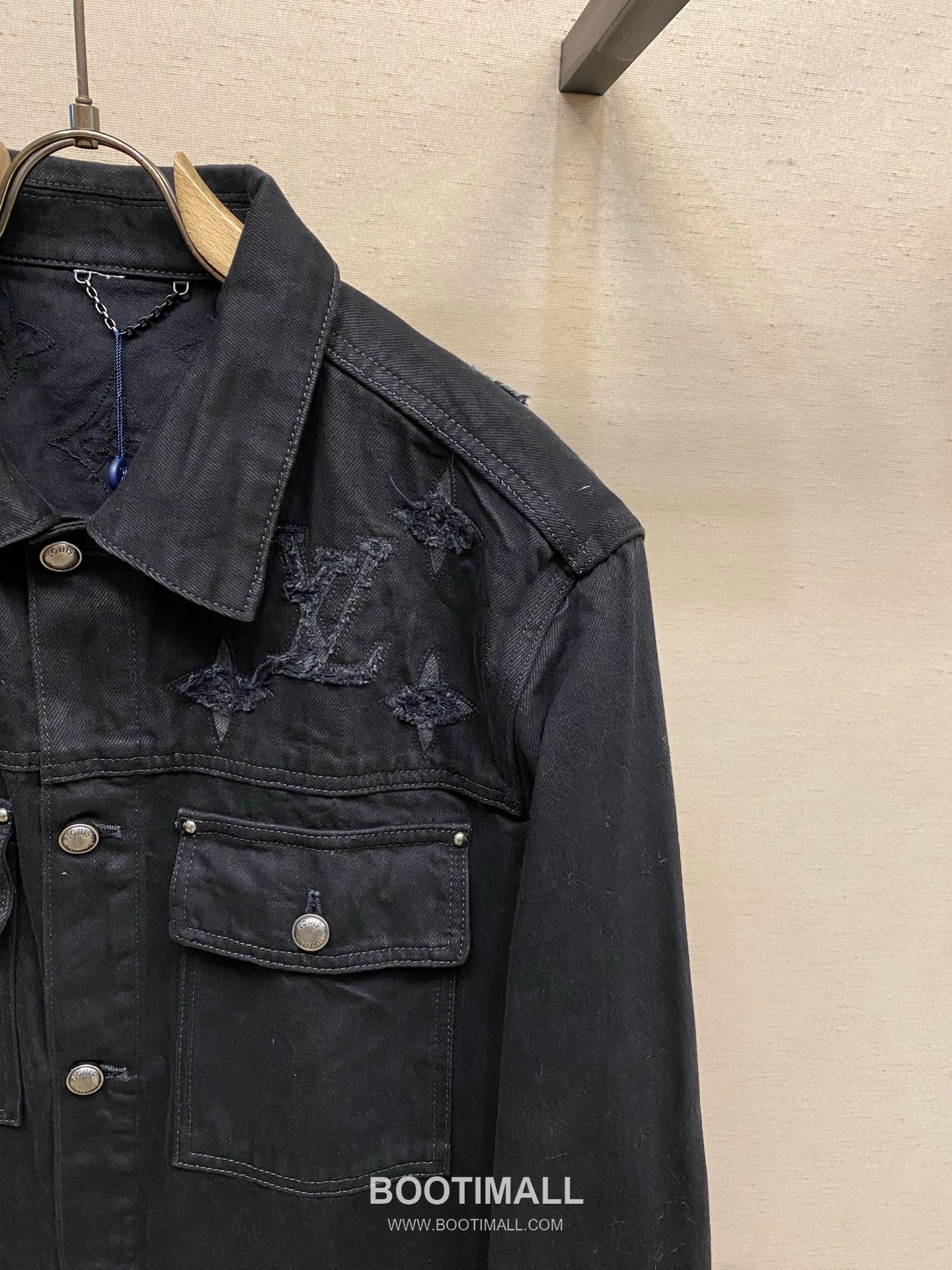 Louis Vuitton 2026SS Distressed Washed Cotton Denim Trucker Jacket with Monogram Patch 루이비통 2026SS 디스트로이드 워시드 코튼 데님 트러커 재킷 모노그램 패치 12