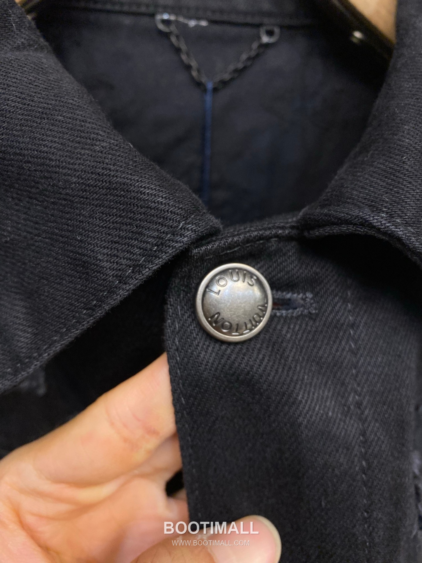 Louis Vuitton 2026SS Distressed Washed Cotton Denim Trucker Jacket with Monogram Patch 루이비통 2026SS 디스트로이드 워시드 코튼 데님 트러커 재킷 모노그램 패치 13