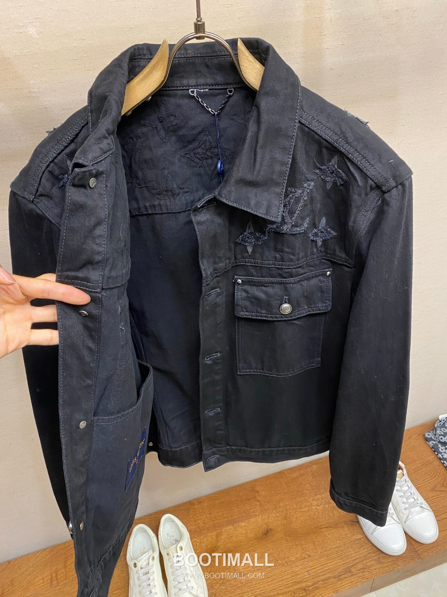 Louis Vuitton 2026SS Distressed Washed Cotton Denim Trucker Jacket with Monogram Patch 루이비통 2026SS 디스트로이드 워시드 코튼 데님 트러커 재킷 모노그램 패치 14