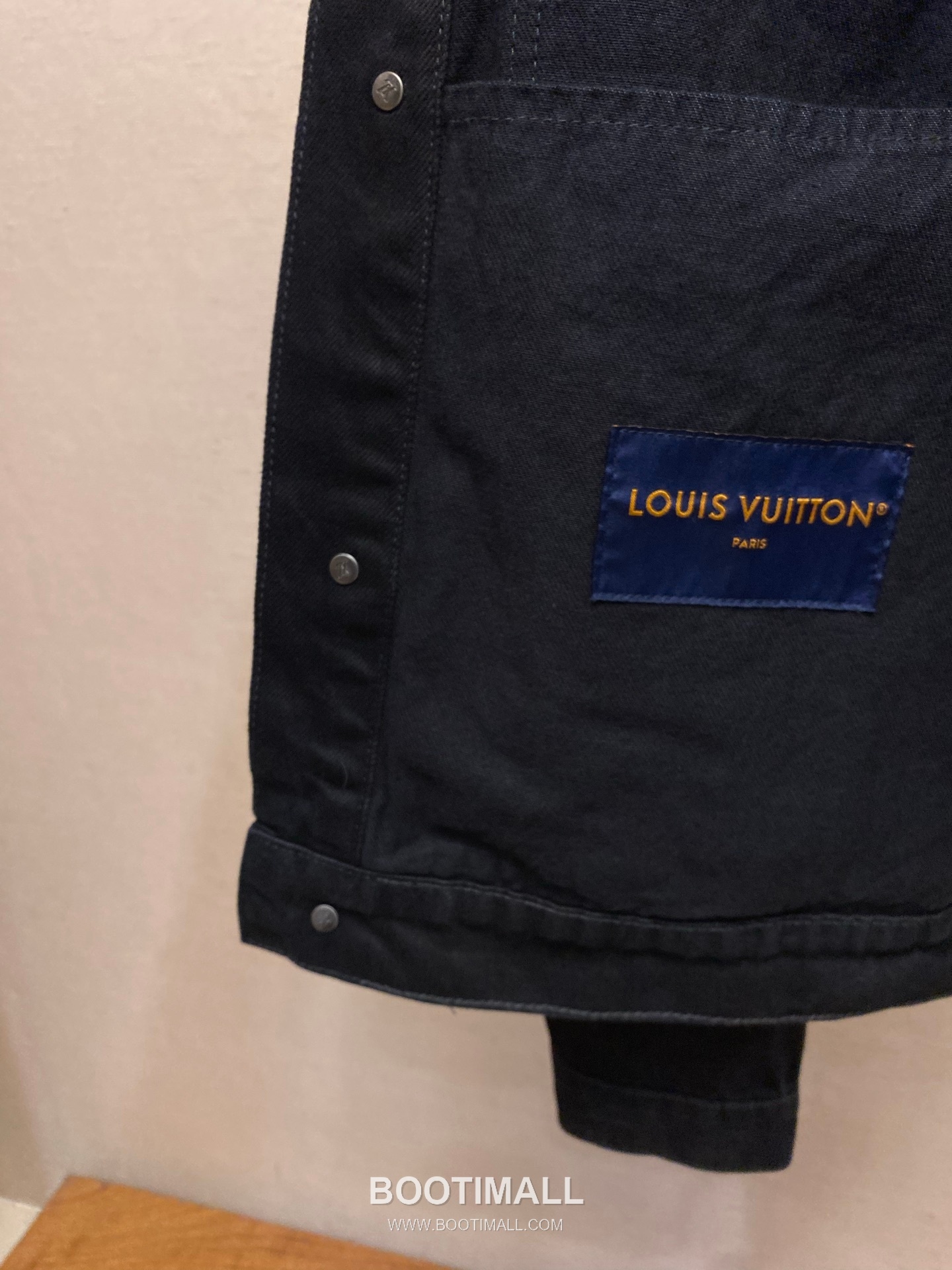 Louis Vuitton 2026SS Distressed Washed Cotton Denim Trucker Jacket with Monogram Patch 루이비통 2026SS 디스트로이드 워시드 코튼 데님 트러커 재킷 모노그램 패치 15