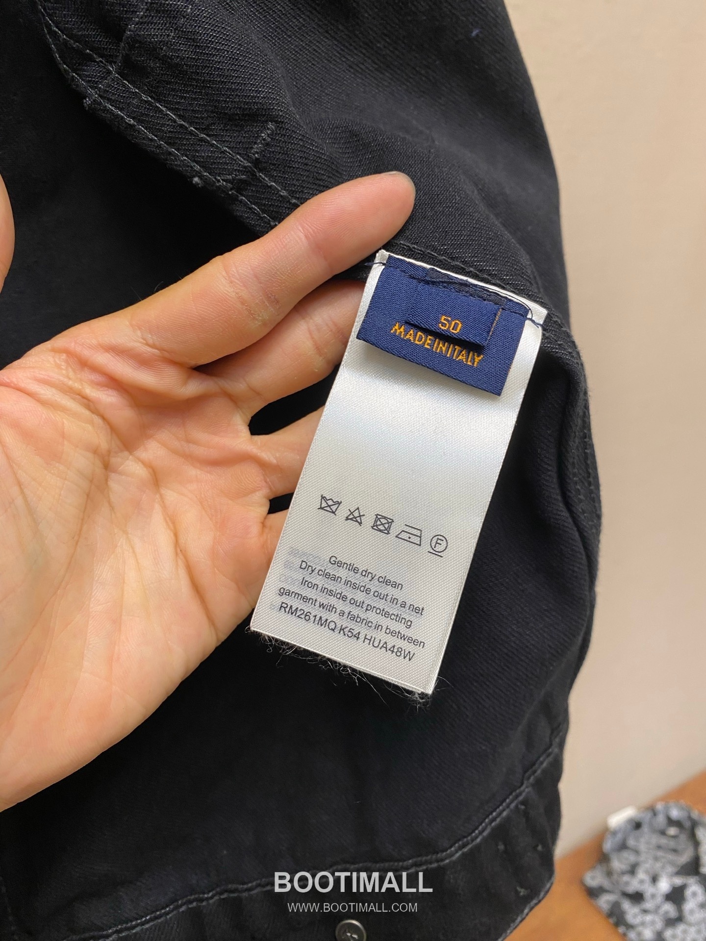 Louis Vuitton 2026SS Distressed Washed Cotton Denim Trucker Jacket with Monogram Patch 루이비통 2026SS 디스트로이드 워시드 코튼 데님 트러커 재킷 모노그램 패치 16