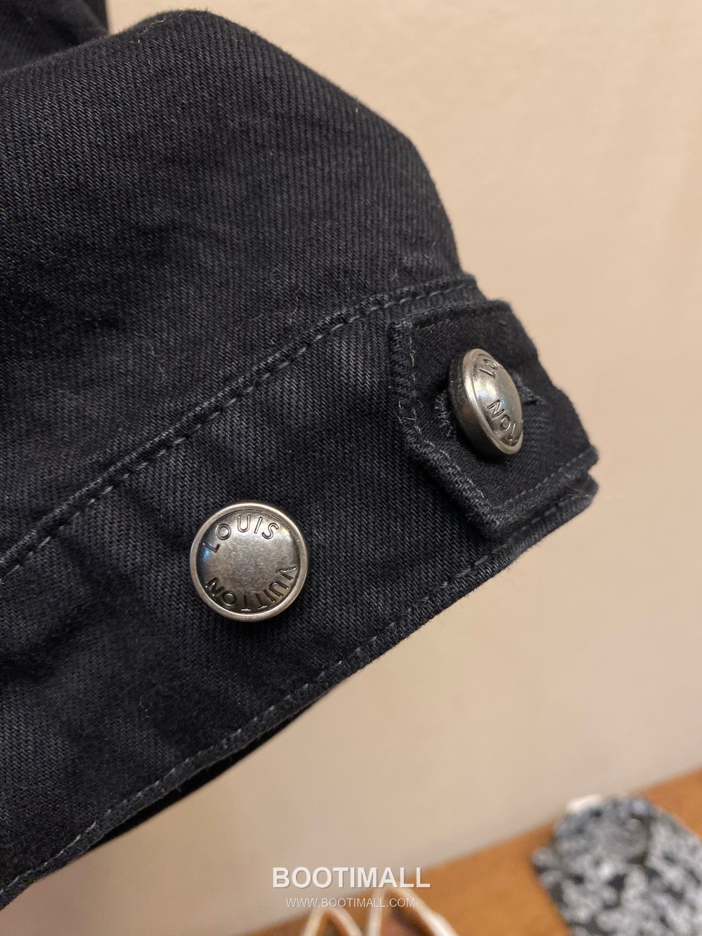 Louis Vuitton 2026SS Distressed Washed Cotton Denim Trucker Jacket with Monogram Patch 루이비통 2026SS 디스트로이드 워시드 코튼 데님 트러커 재킷 모노그램 패치 17