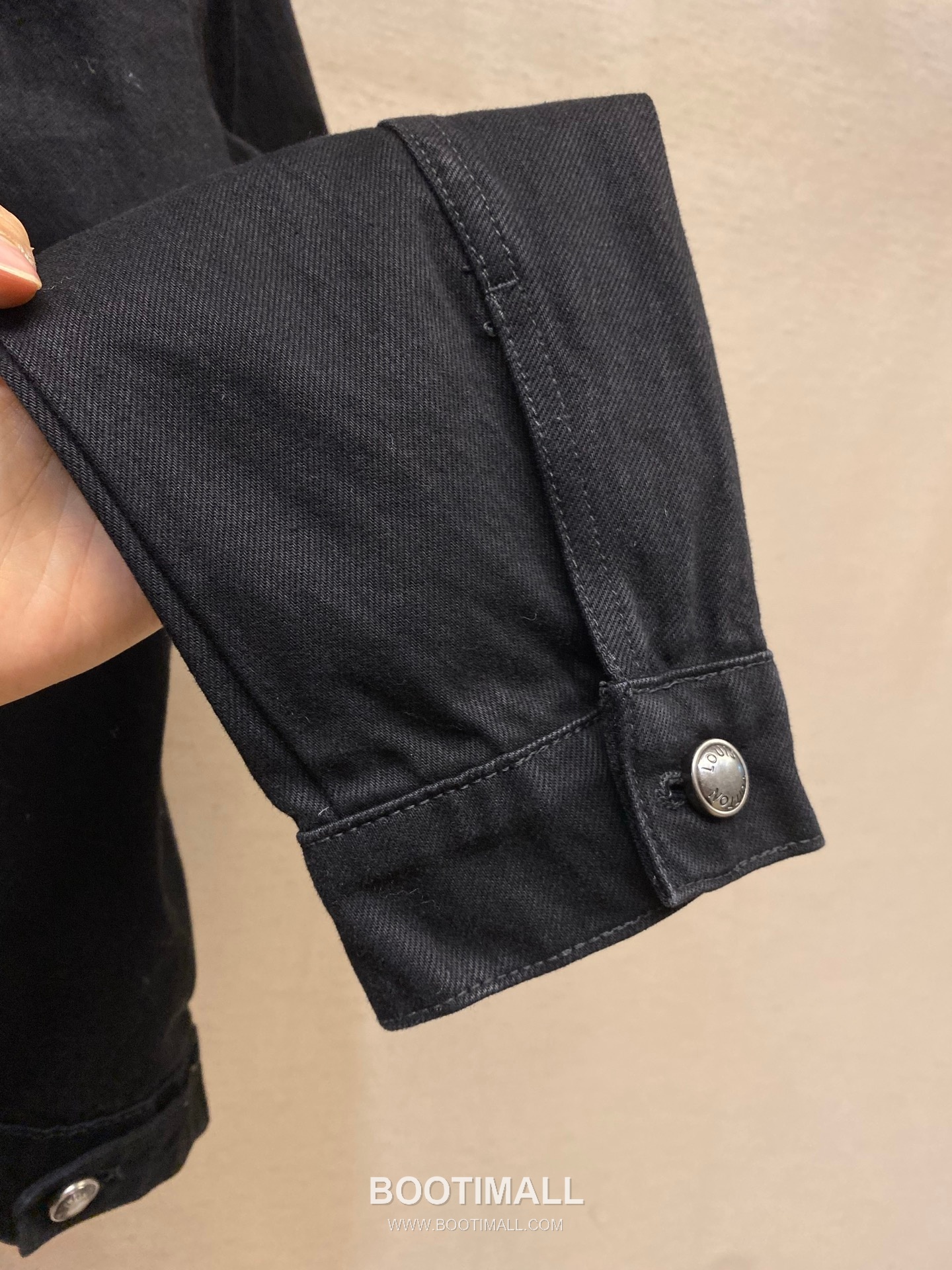 Louis Vuitton 2026SS Distressed Washed Cotton Denim Trucker Jacket with Monogram Patch 루이비통 2026SS 디스트로이드 워시드 코튼 데님 트러커 재킷 모노그램 패치 18