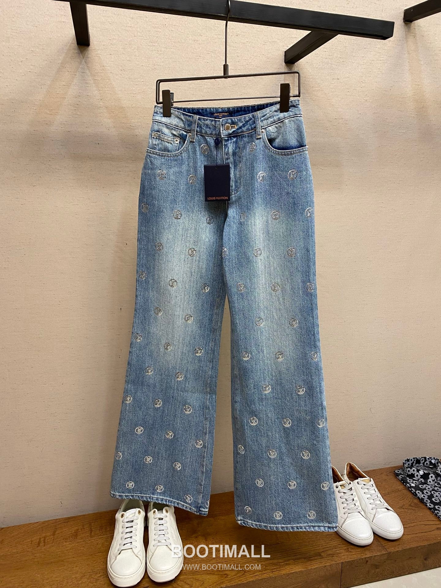 Louis Vuitton 2026SS Monogram Sequin Logo Cotton Denim Pants 루이비통 2026SS 모노그램 시퀸 로고 코튼 데님 팬츠 6