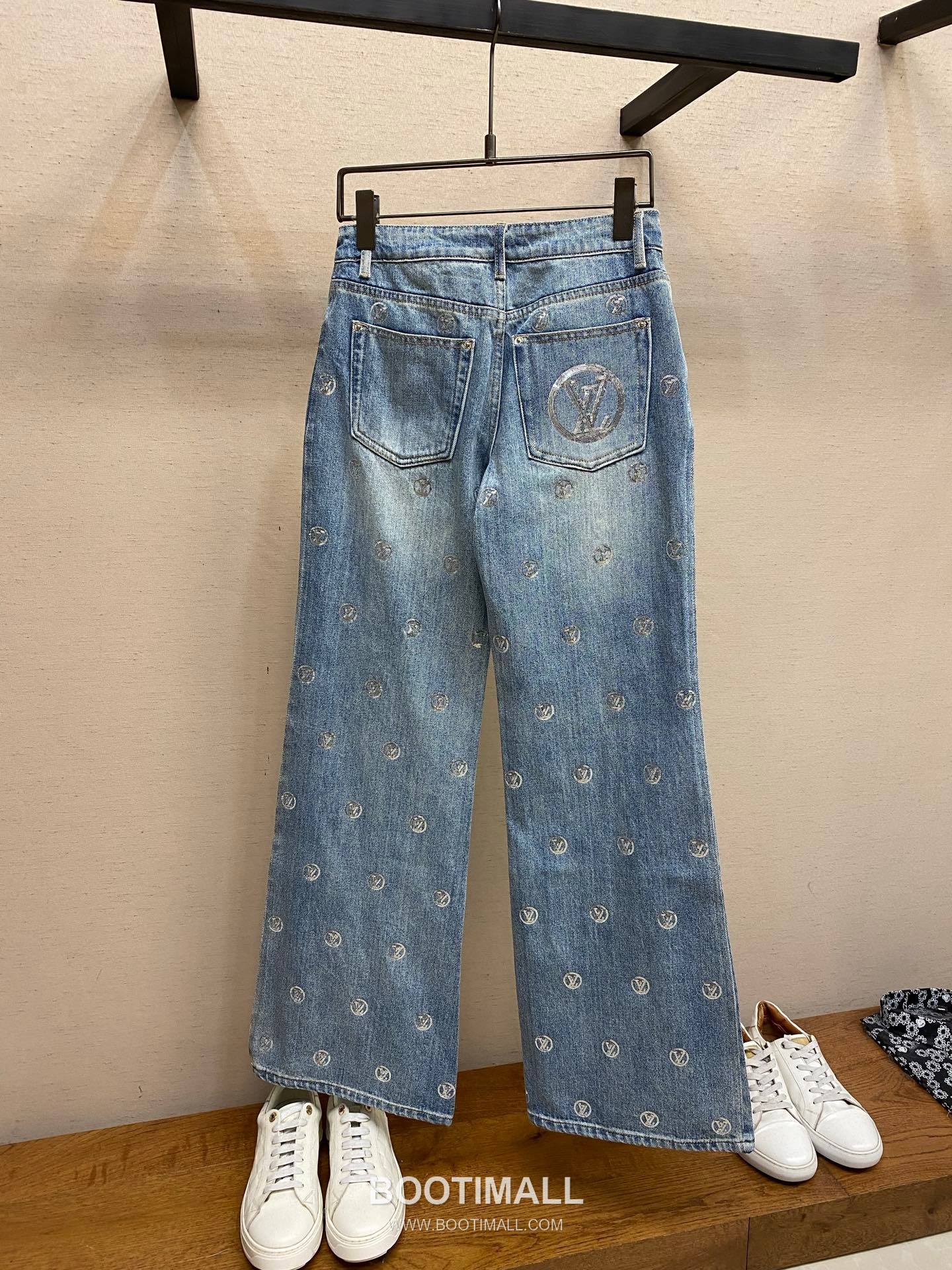Louis Vuitton 2026SS Monogram Sequin Logo Cotton Denim Pants 루이비통 2026SS 모노그램 시퀸 로고 코튼 데님 팬츠 7