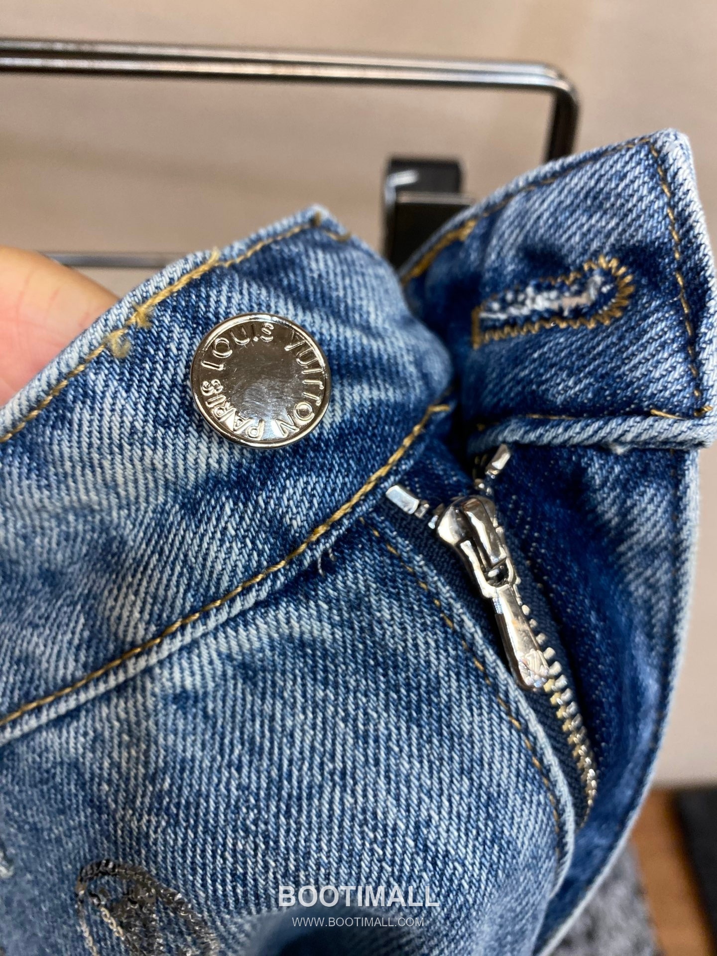 Louis Vuitton 2026SS Monogram Sequin Logo Cotton Denim Pants 루이비통 2026SS 모노그램 시퀸 로고 코튼 데님 팬츠 10