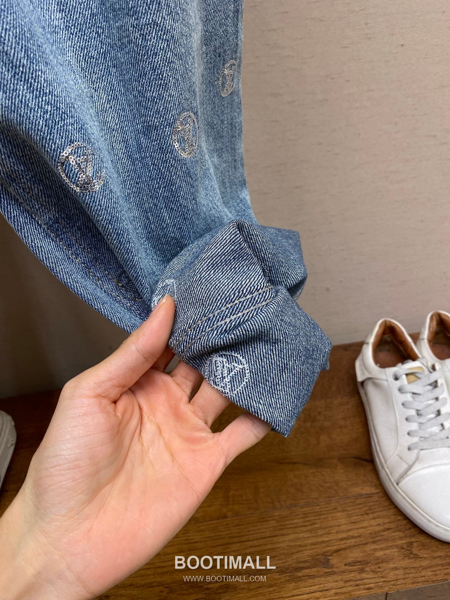 Louis Vuitton 2026SS Monogram Sequin Logo Cotton Denim Pants 루이비통 2026SS 모노그램 시퀸 로고 코튼 데님 팬츠 12