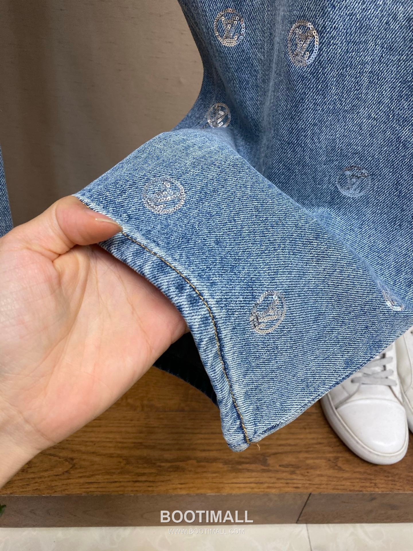 Louis Vuitton 2026SS Monogram Sequin Logo Cotton Denim Pants 루이비통 2026SS 모노그램 시퀸 로고 코튼 데님 팬츠 13