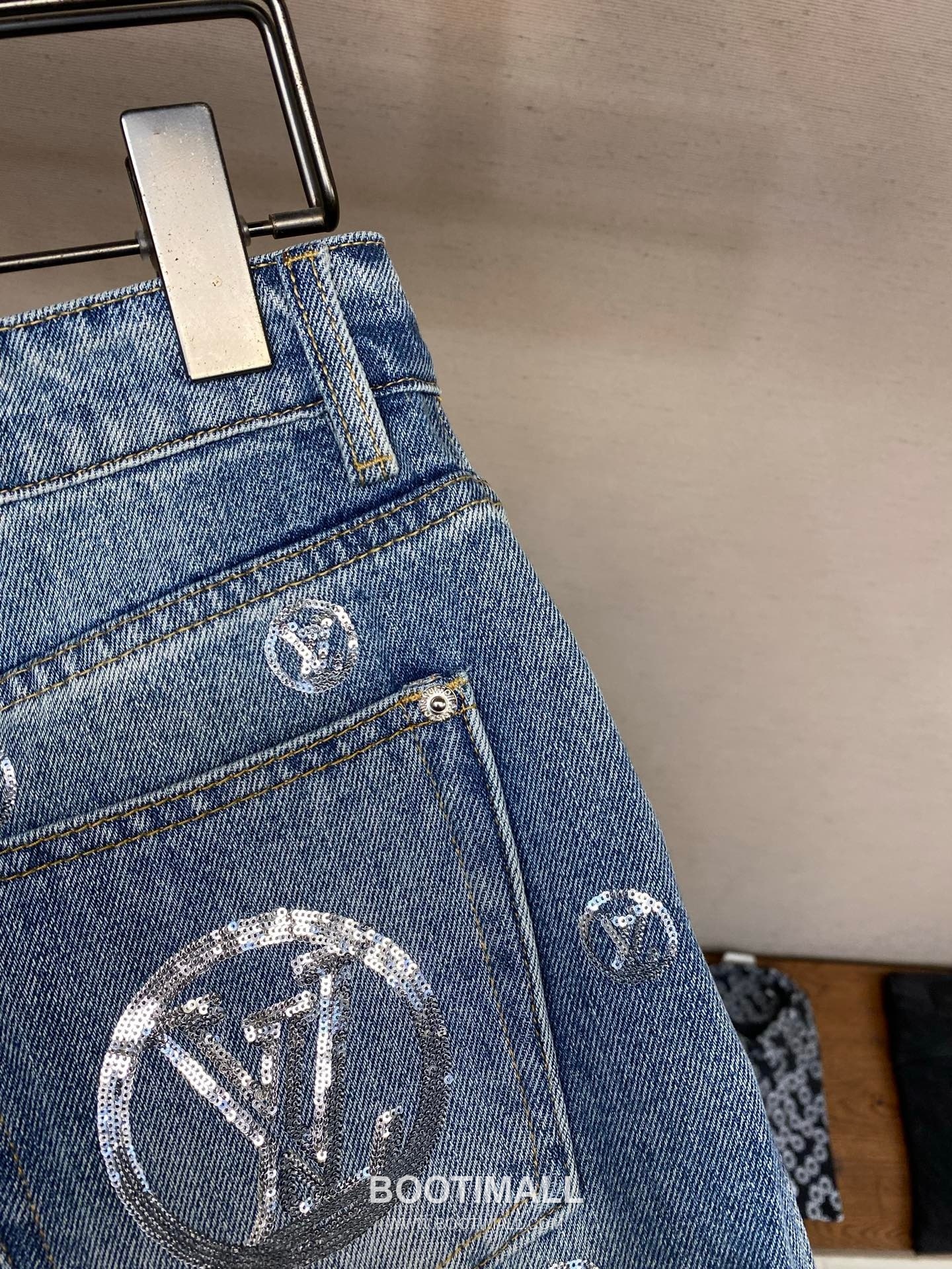 Louis Vuitton 2026SS Monogram Sequin Logo Cotton Denim Pants 루이비통 2026SS 모노그램 시퀸 로고 코튼 데님 팬츠 14