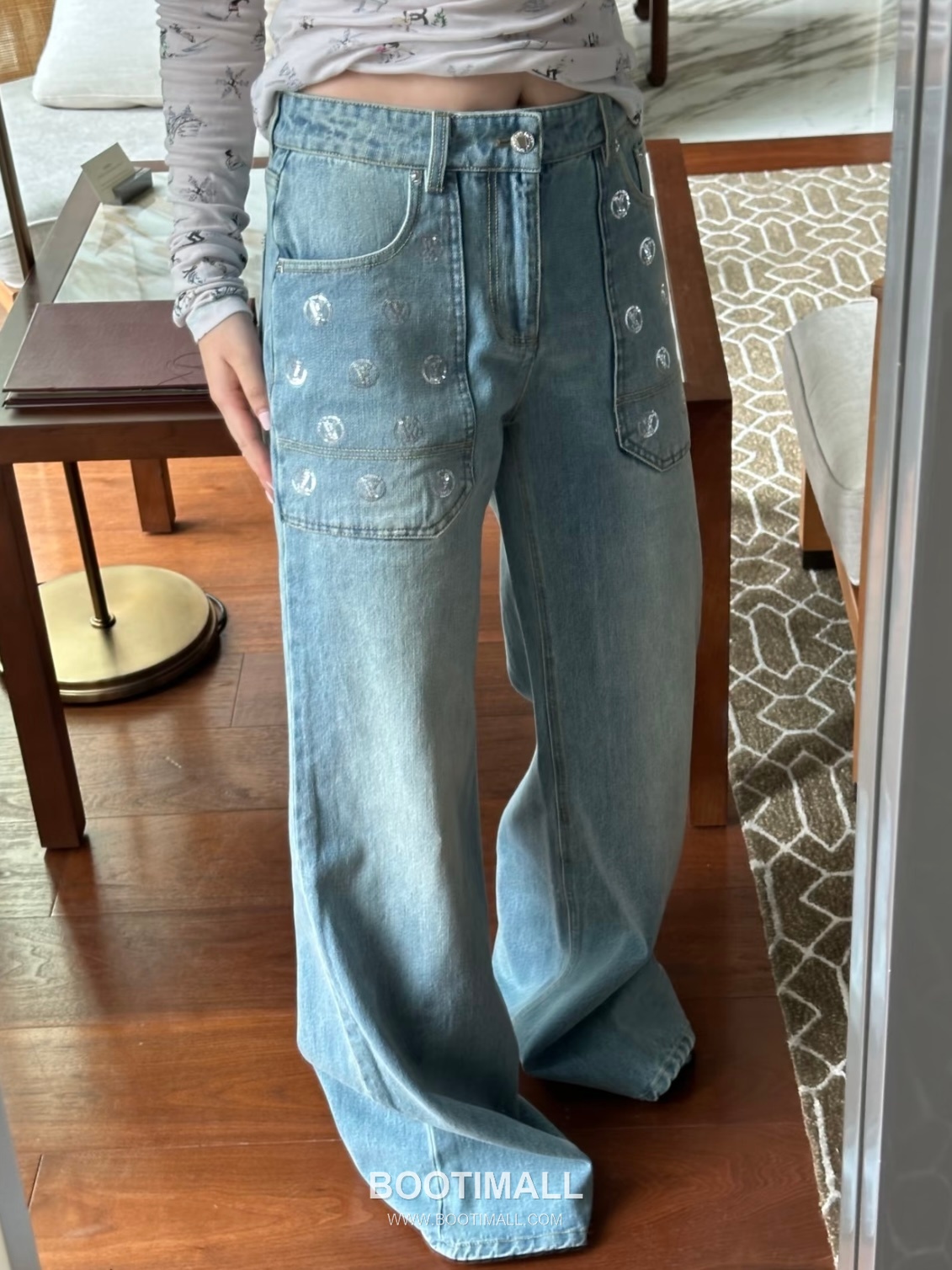 Louis Vuitton 2026SS Monogram Sequin Logo Cotton Denim Pants 루이비통 2026SS 모노그램 시퀸 로고 코튼 데님 팬츠 1