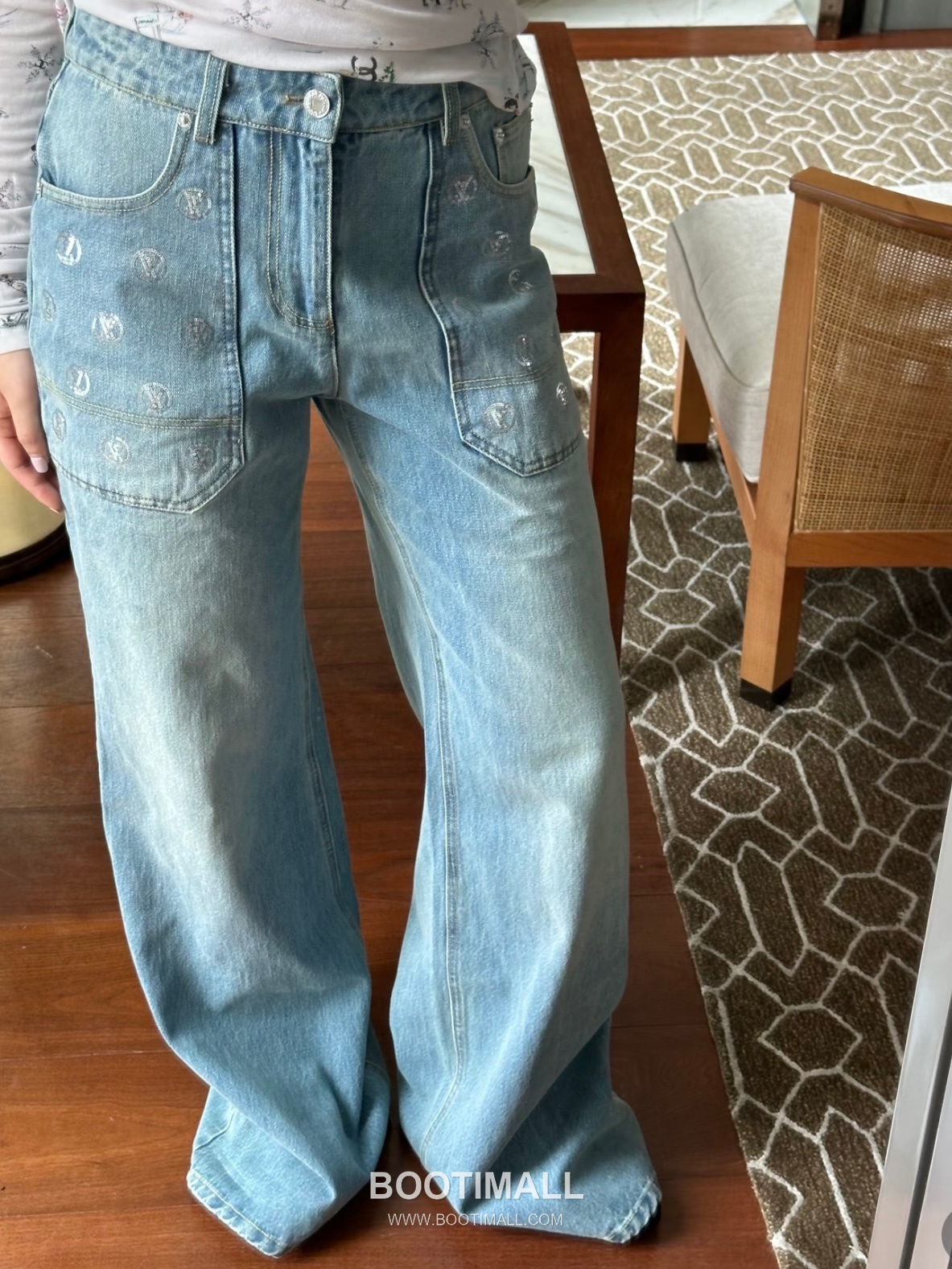 Louis Vuitton 2026SS Monogram Sequin Logo Cotton Denim Pants 루이비통 2026SS 모노그램 시퀸 로고 코튼 데님 팬츠 3