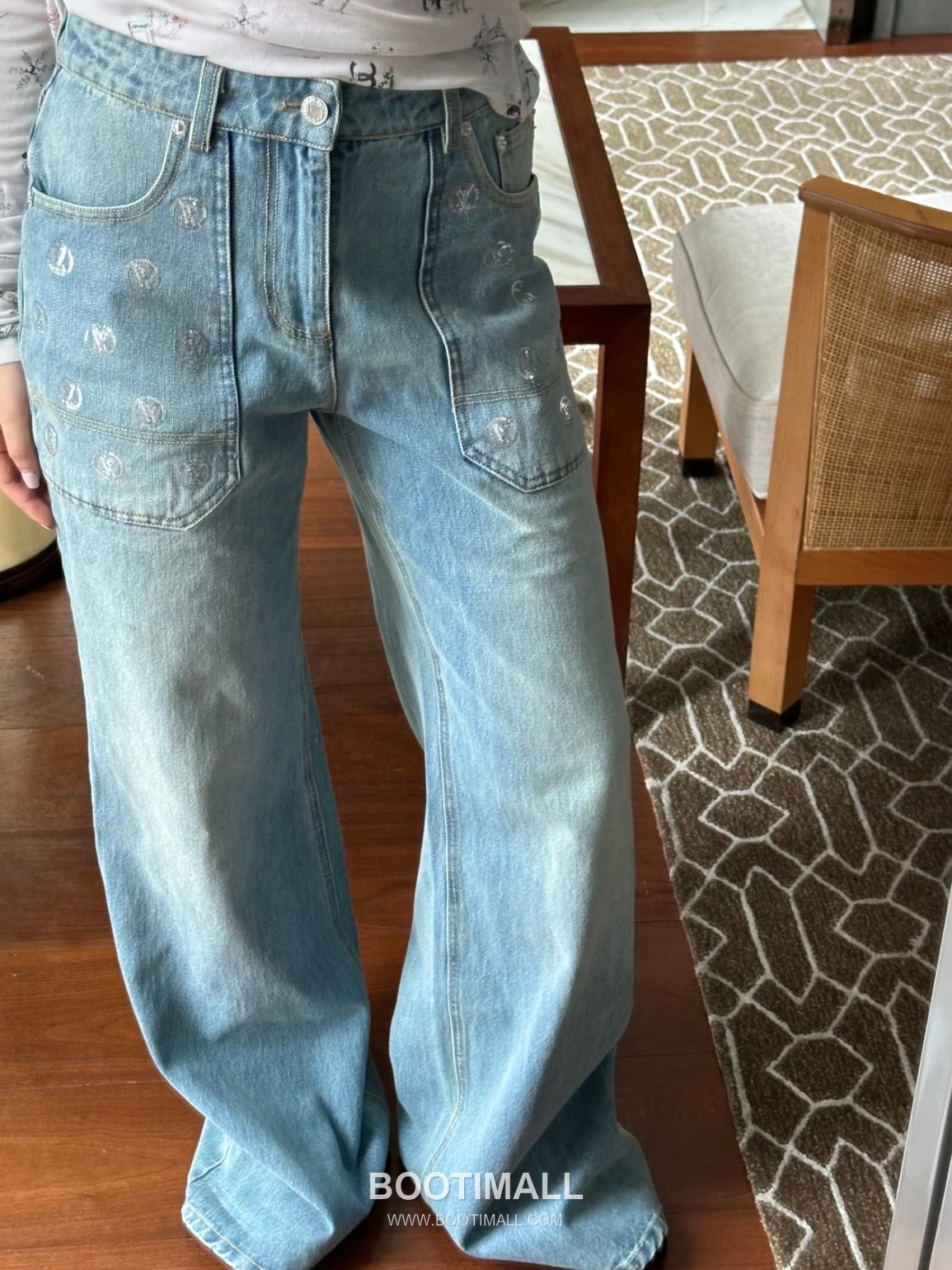 Louis Vuitton 2026SS Monogram Sequin Logo Cotton Denim Pants 루이비통 2026SS 모노그램 시퀸 로고 코튼 데님 팬츠 5