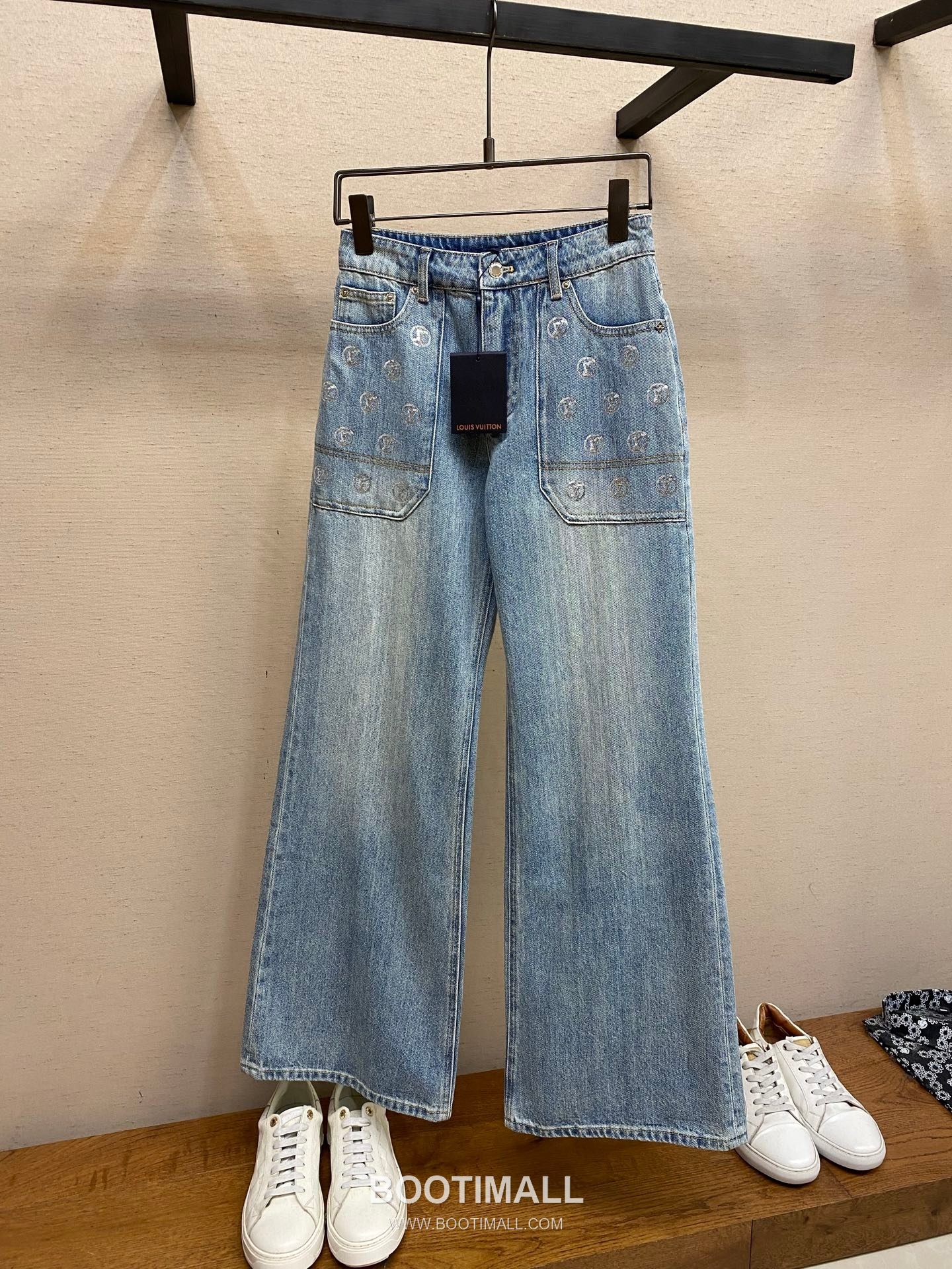 Louis Vuitton 2026SS Monogram Sequin Logo Cotton Denim Pants 루이비통 2026SS 모노그램 시퀸 로고 코튼 데님 팬츠 10