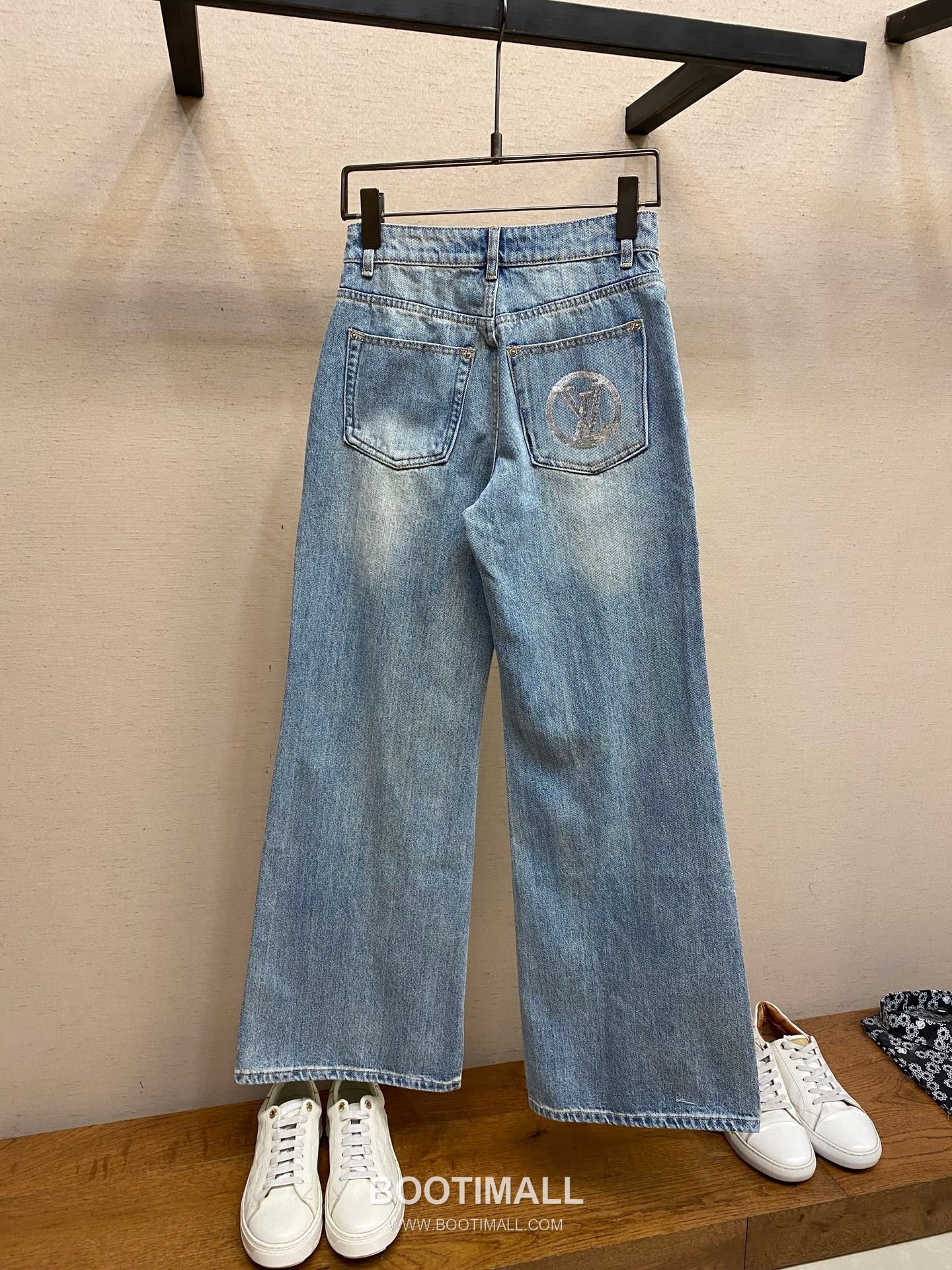 Louis Vuitton 2026SS Monogram Sequin Logo Cotton Denim Pants 루이비통 2026SS 모노그램 시퀸 로고 코튼 데님 팬츠 11